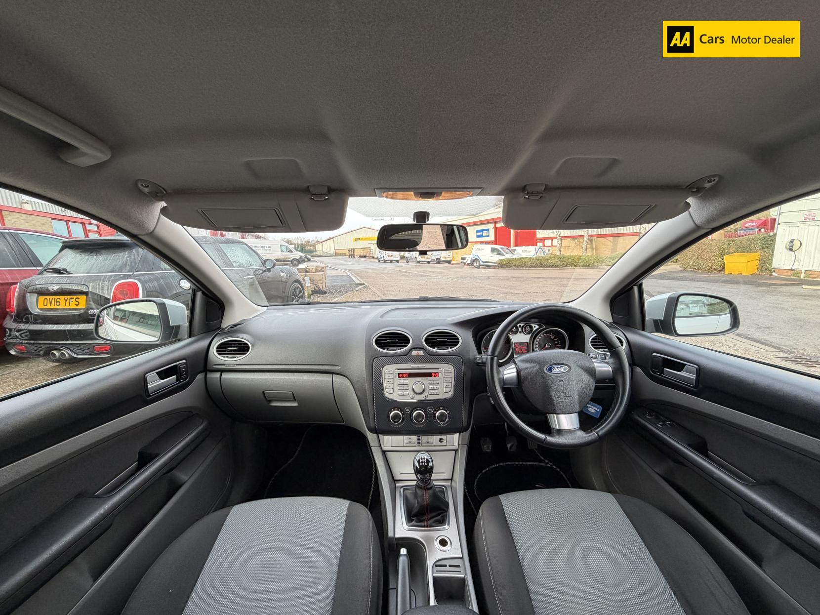 Ford Focus 1.6 Zetec Hatchback 5dr Petrol Manual (161 g/km, 99 bhp)