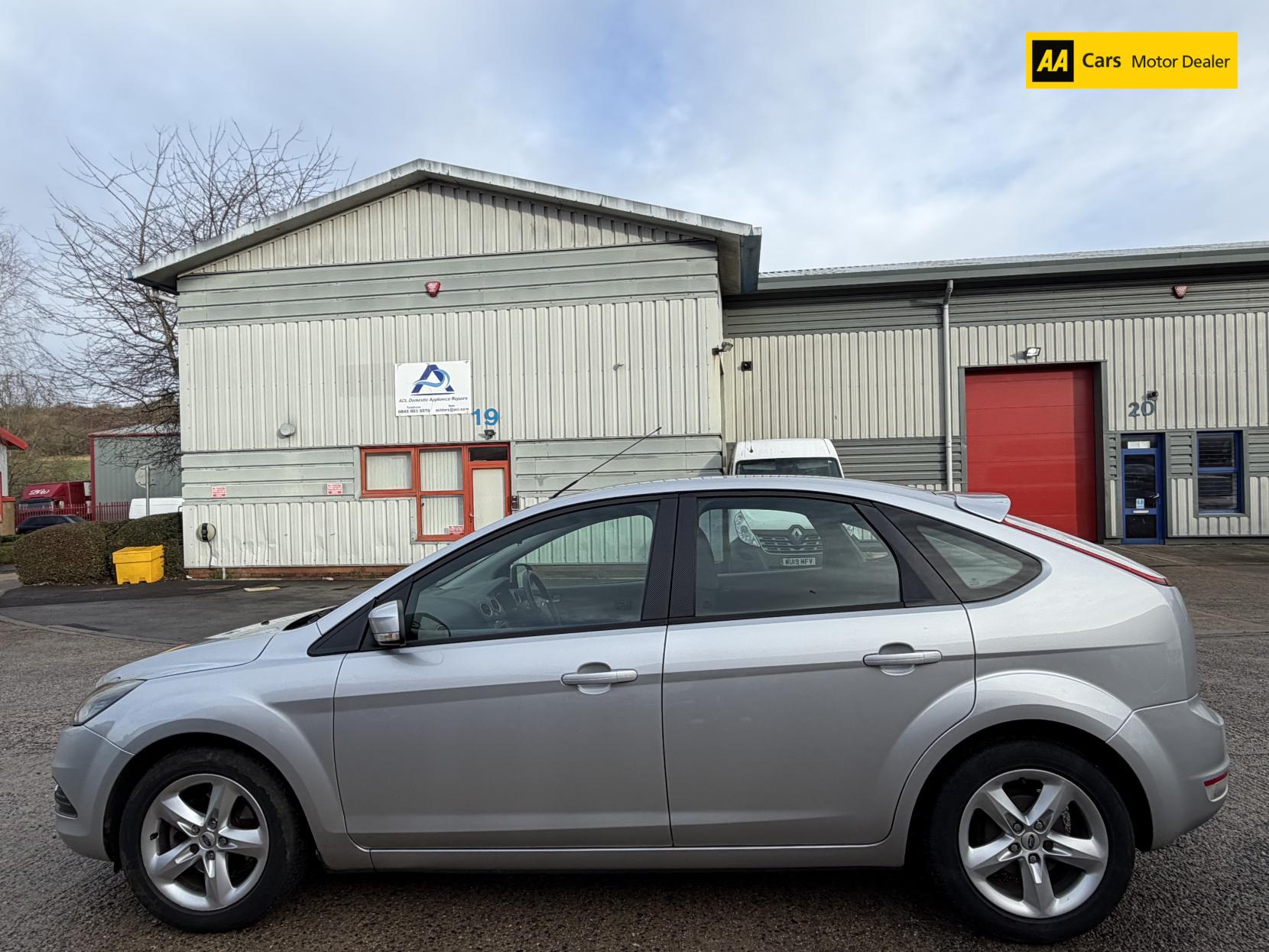 Ford Focus 1.6 Zetec Hatchback 5dr Petrol Manual (161 g/km, 99 bhp)