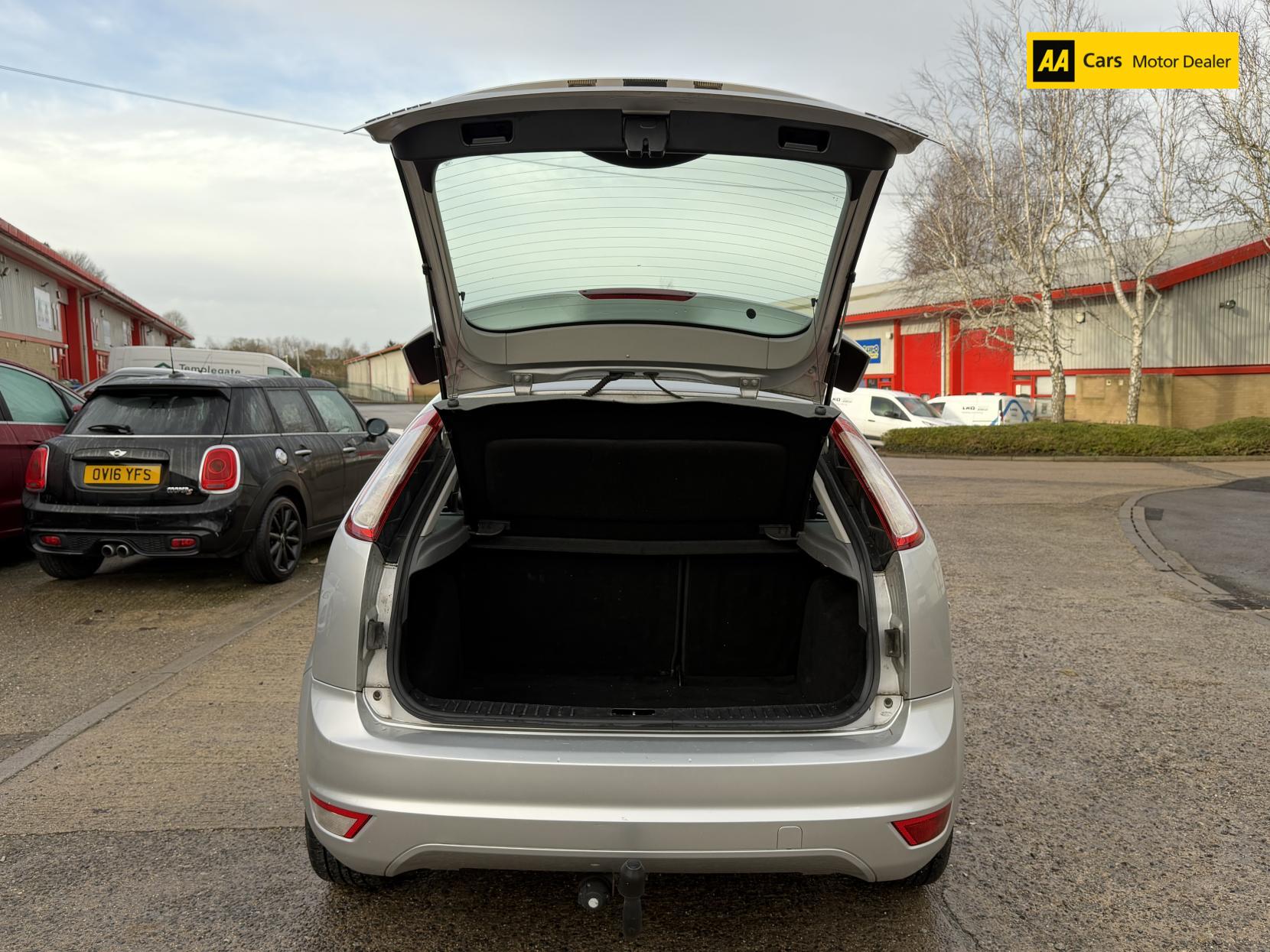 Ford Focus 1.6 Zetec Hatchback 5dr Petrol Manual (161 g/km, 99 bhp)