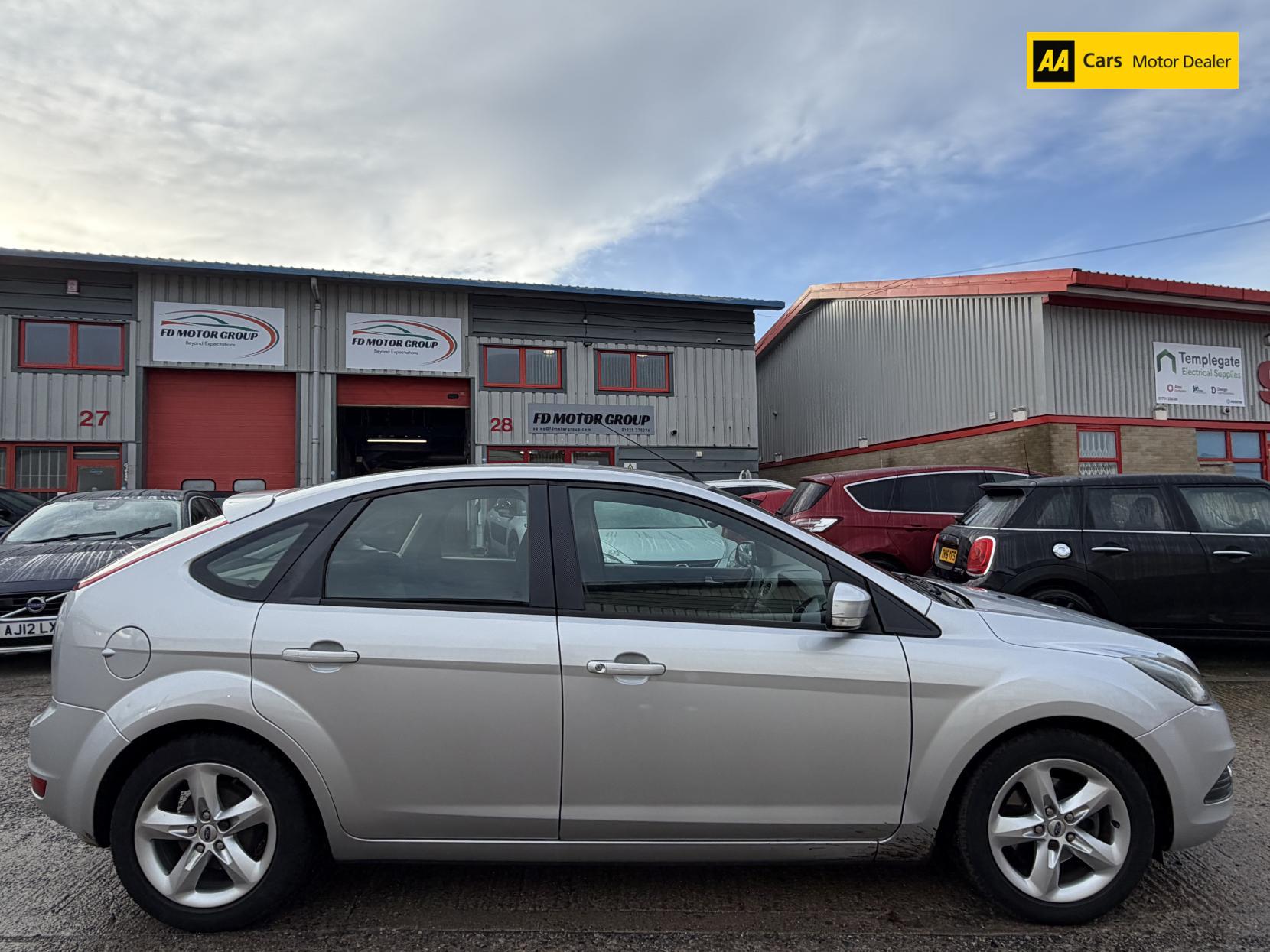 Ford Focus 1.6 Zetec Hatchback 5dr Petrol Manual (161 g/km, 99 bhp)