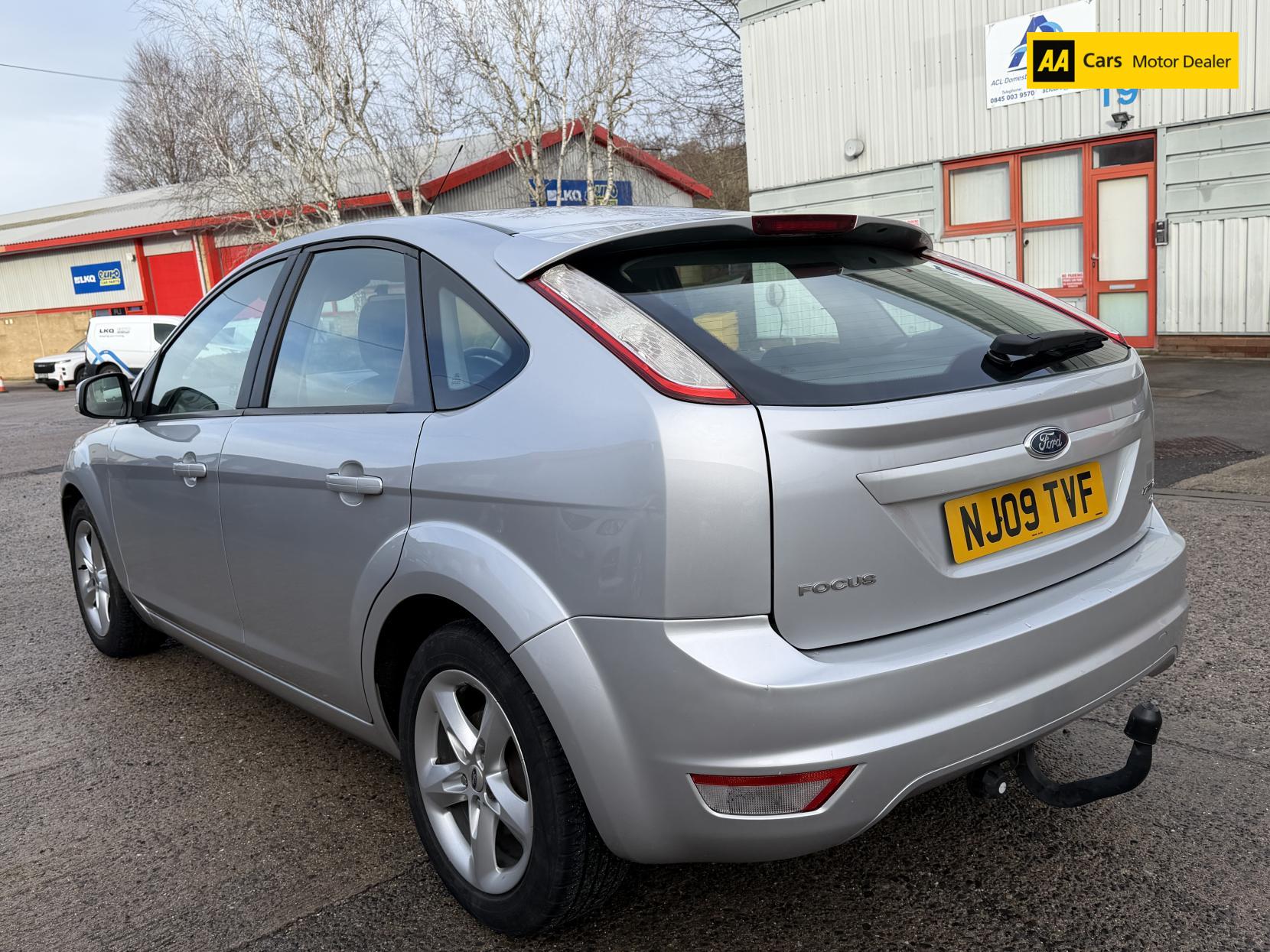 Ford Focus 1.6 Zetec Hatchback 5dr Petrol Manual (161 g/km, 99 bhp)