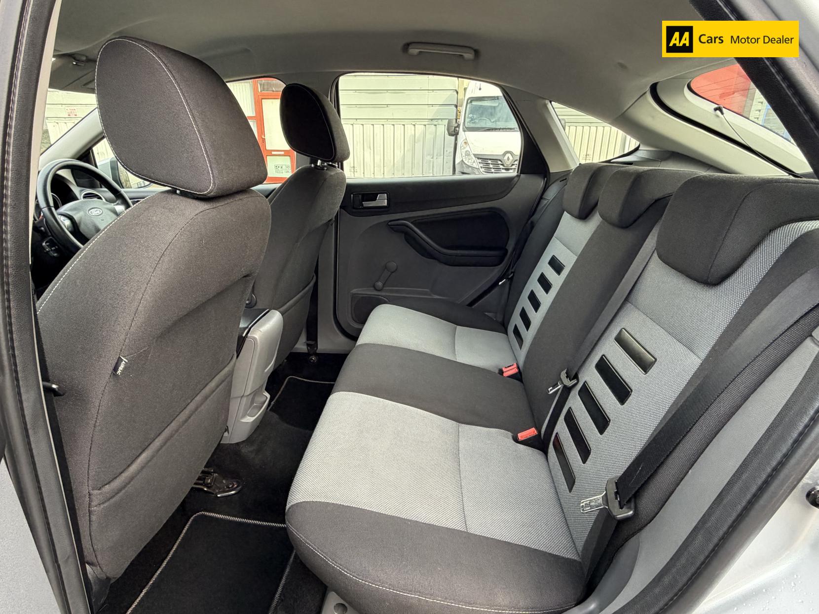 Ford Focus 1.6 Zetec Hatchback 5dr Petrol Manual (161 g/km, 99 bhp)