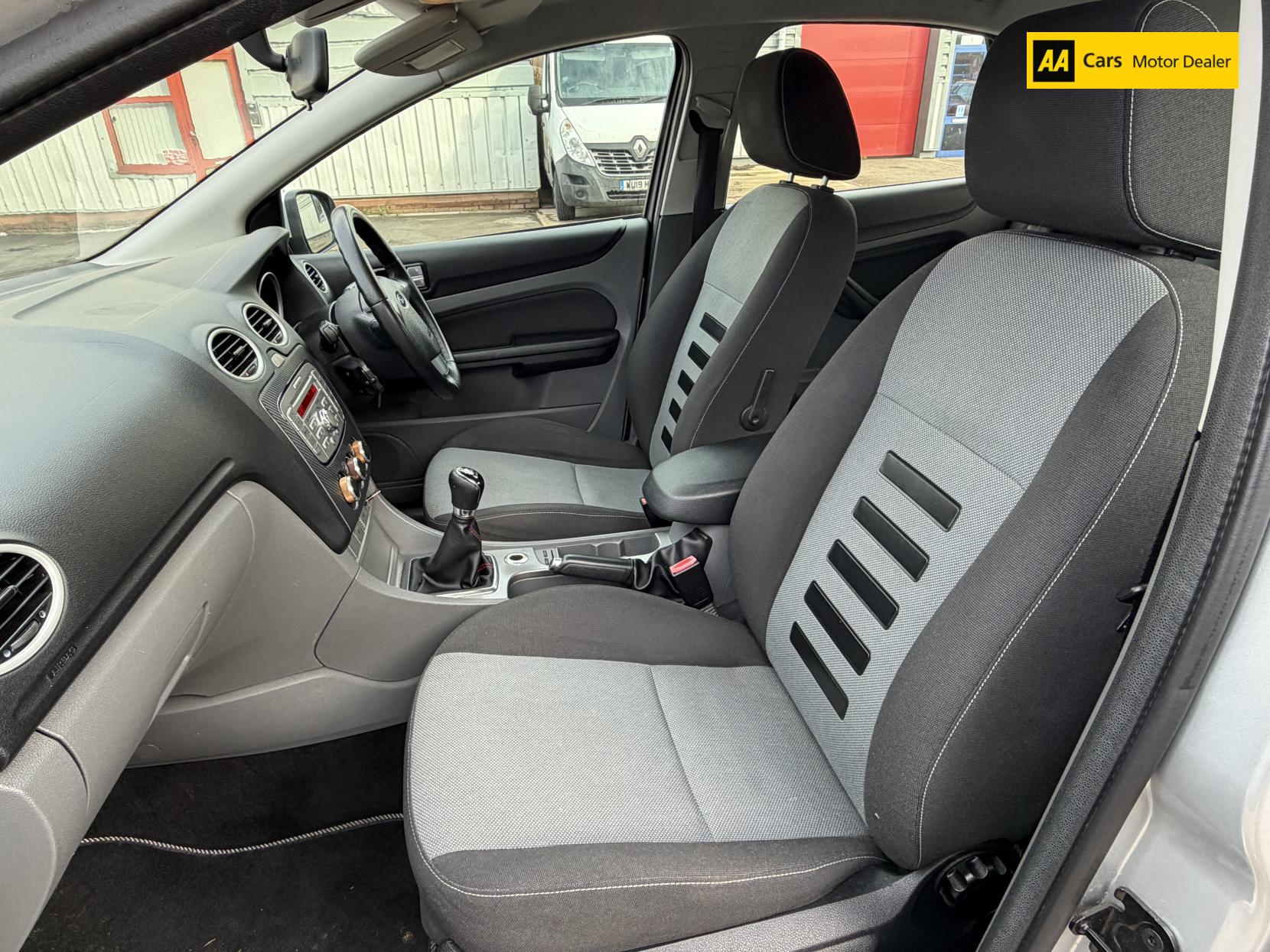 Ford Focus 1.6 Zetec Hatchback 5dr Petrol Manual (161 g/km, 99 bhp)