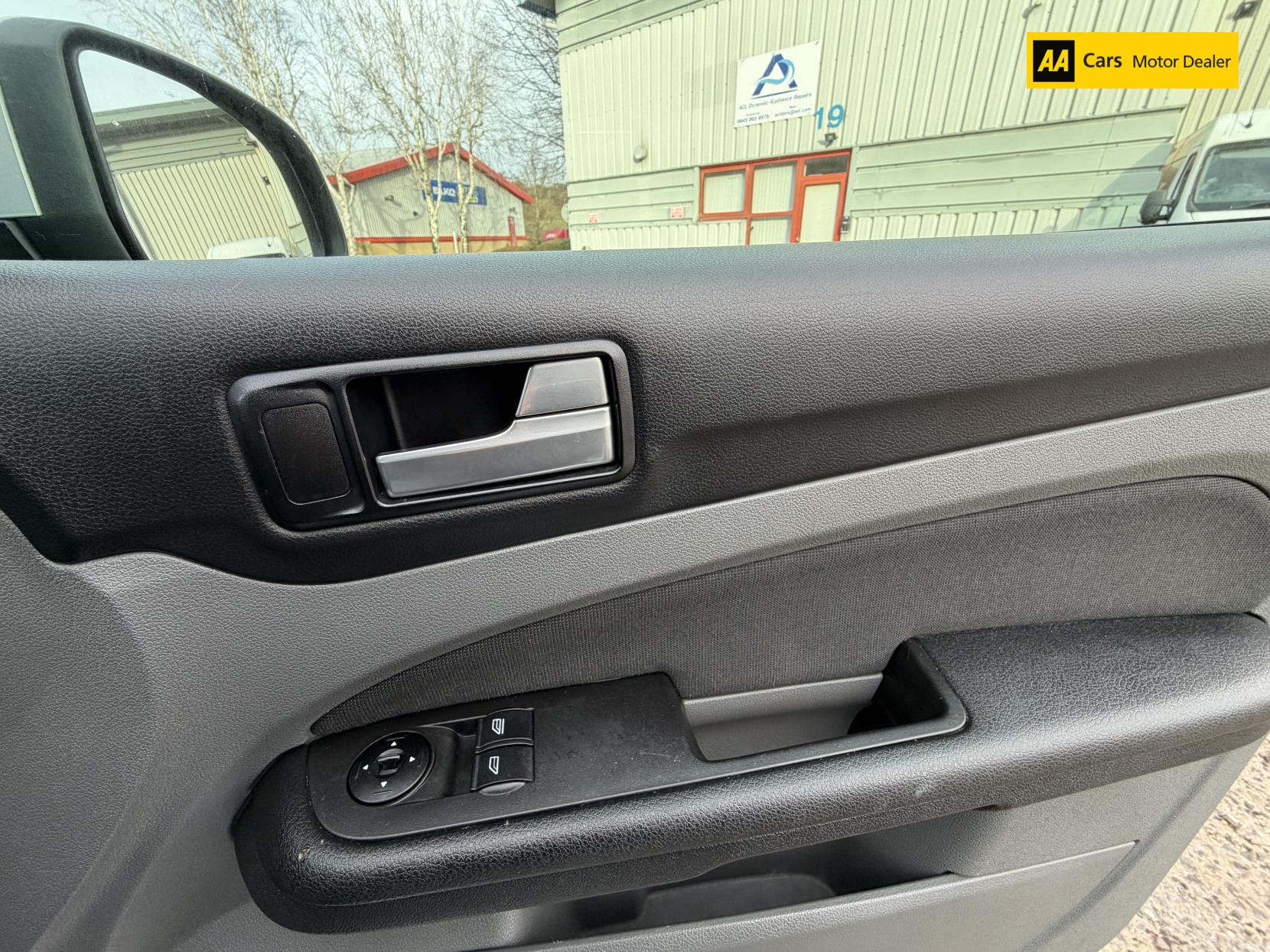 Ford Focus 1.6 Zetec Hatchback 5dr Petrol Manual (161 g/km, 99 bhp)