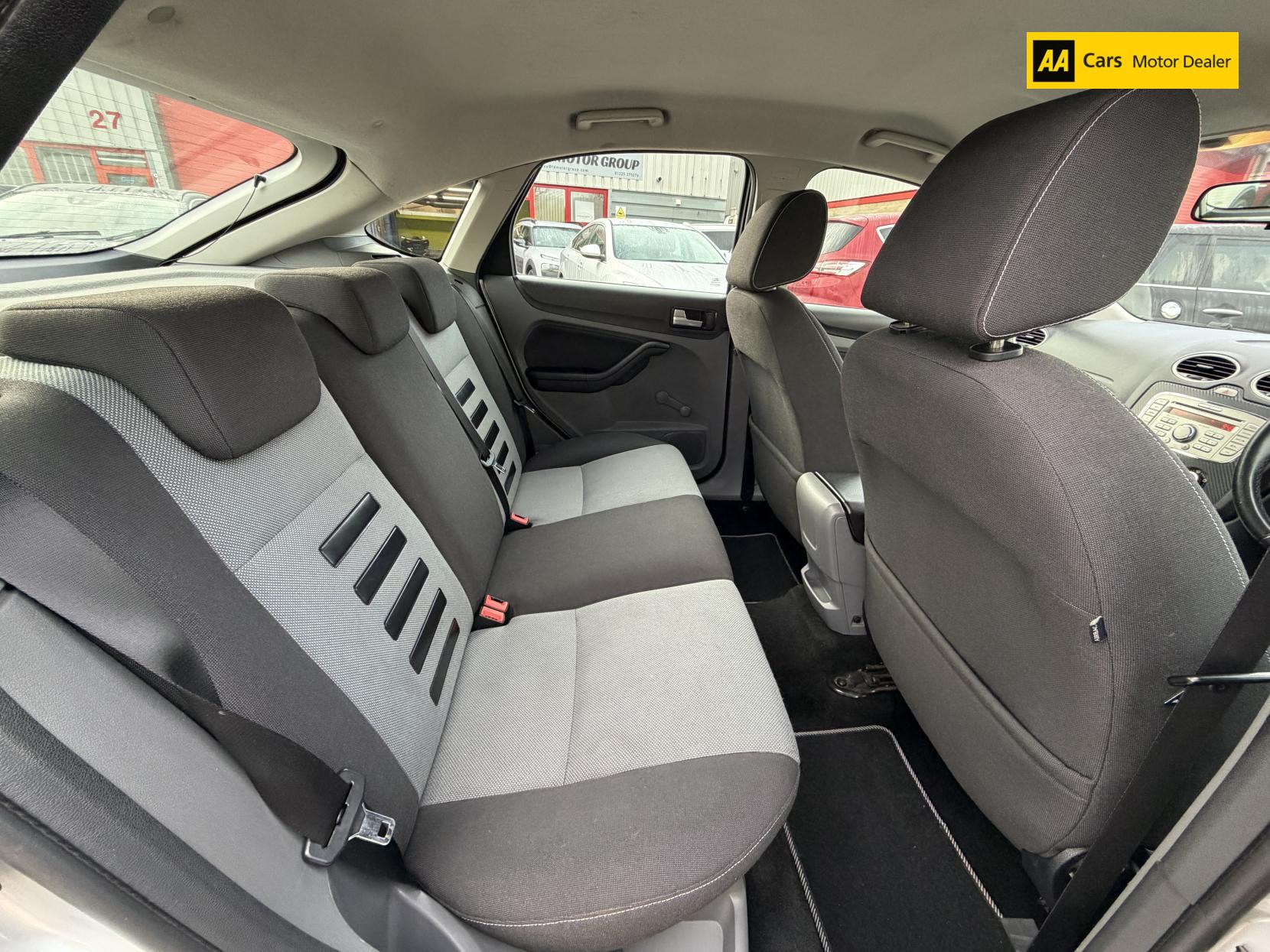 Ford Focus 1.6 Zetec Hatchback 5dr Petrol Manual (161 g/km, 99 bhp)