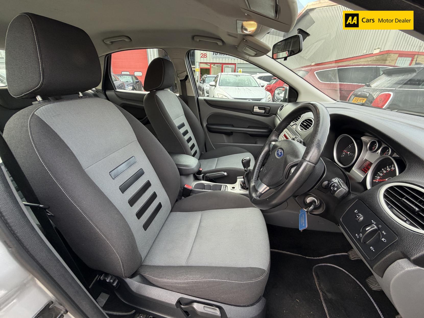 Ford Focus 1.6 Zetec Hatchback 5dr Petrol Manual (161 g/km, 99 bhp)