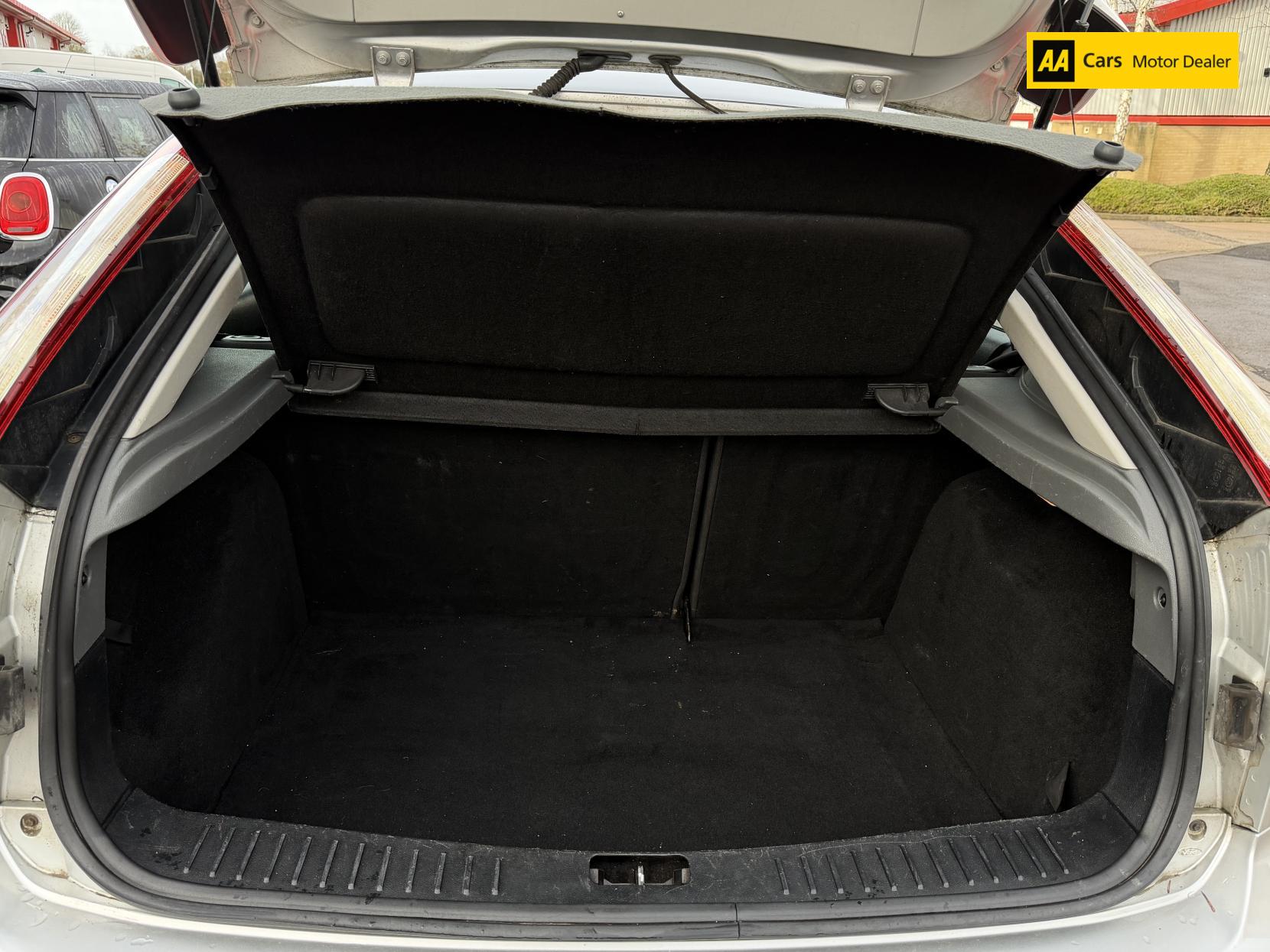 Ford Focus 1.6 Zetec Hatchback 5dr Petrol Manual (161 g/km, 99 bhp)