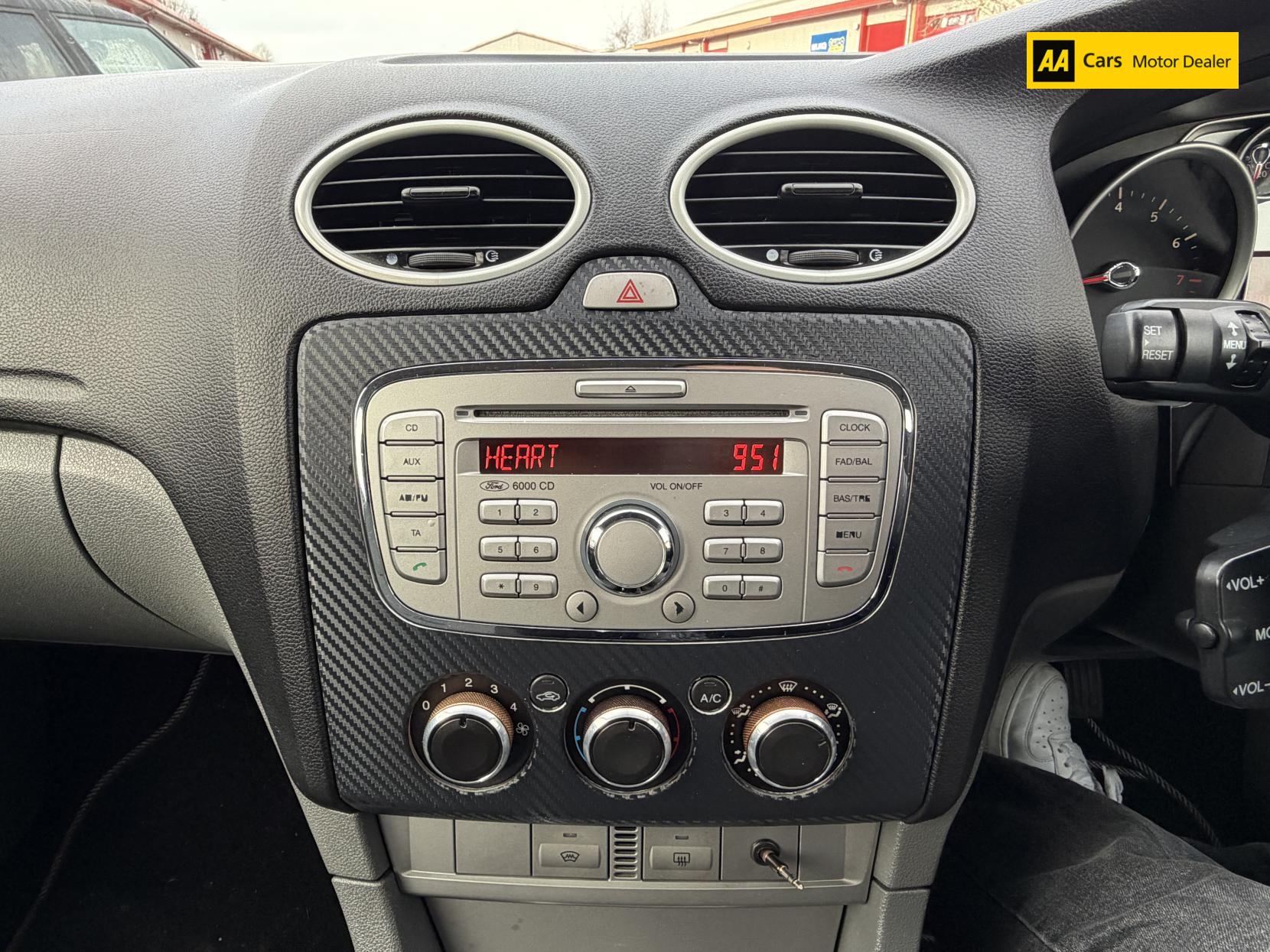 Ford Focus 1.6 Zetec Hatchback 5dr Petrol Manual (161 g/km, 99 bhp)