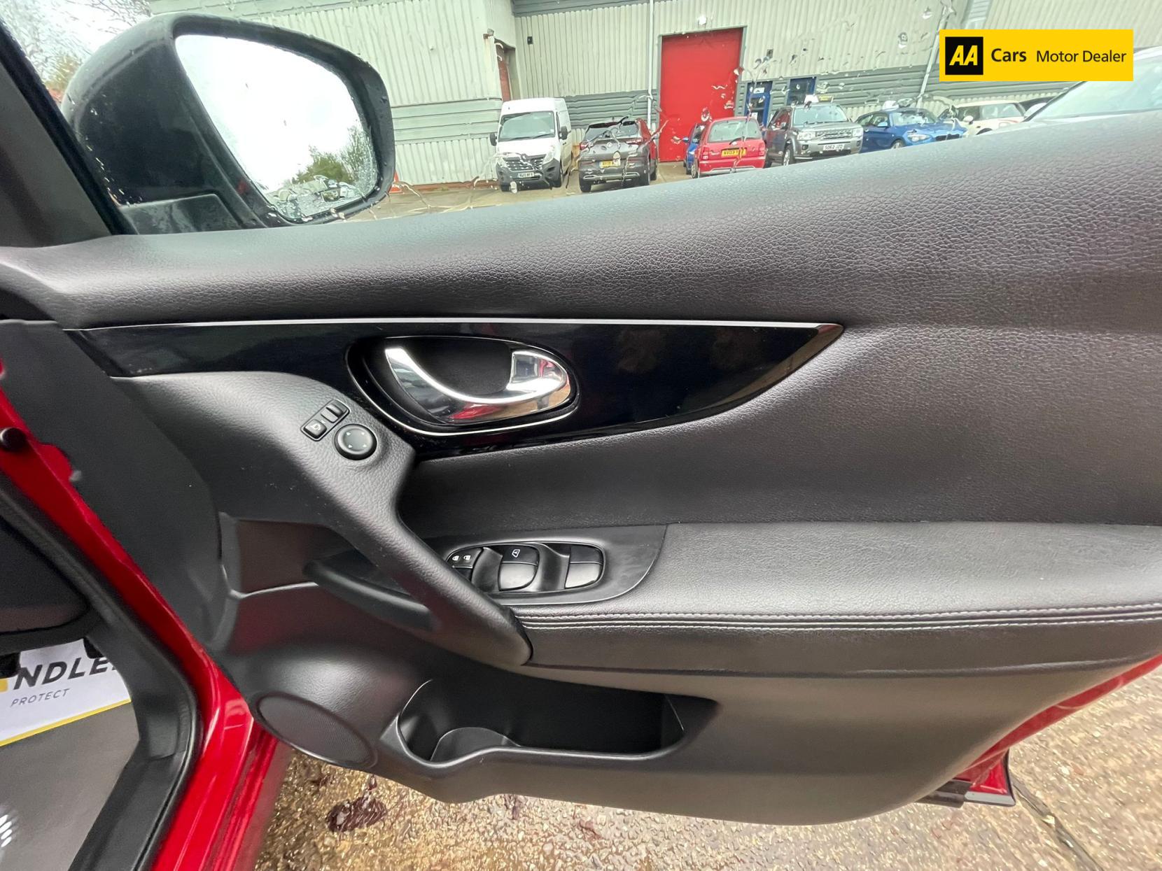 Nissan Qashqai 1.6 dCi Tekna SUV 5dr Diesel Manual 2WD Euro 6 (s/s) (130 ps)