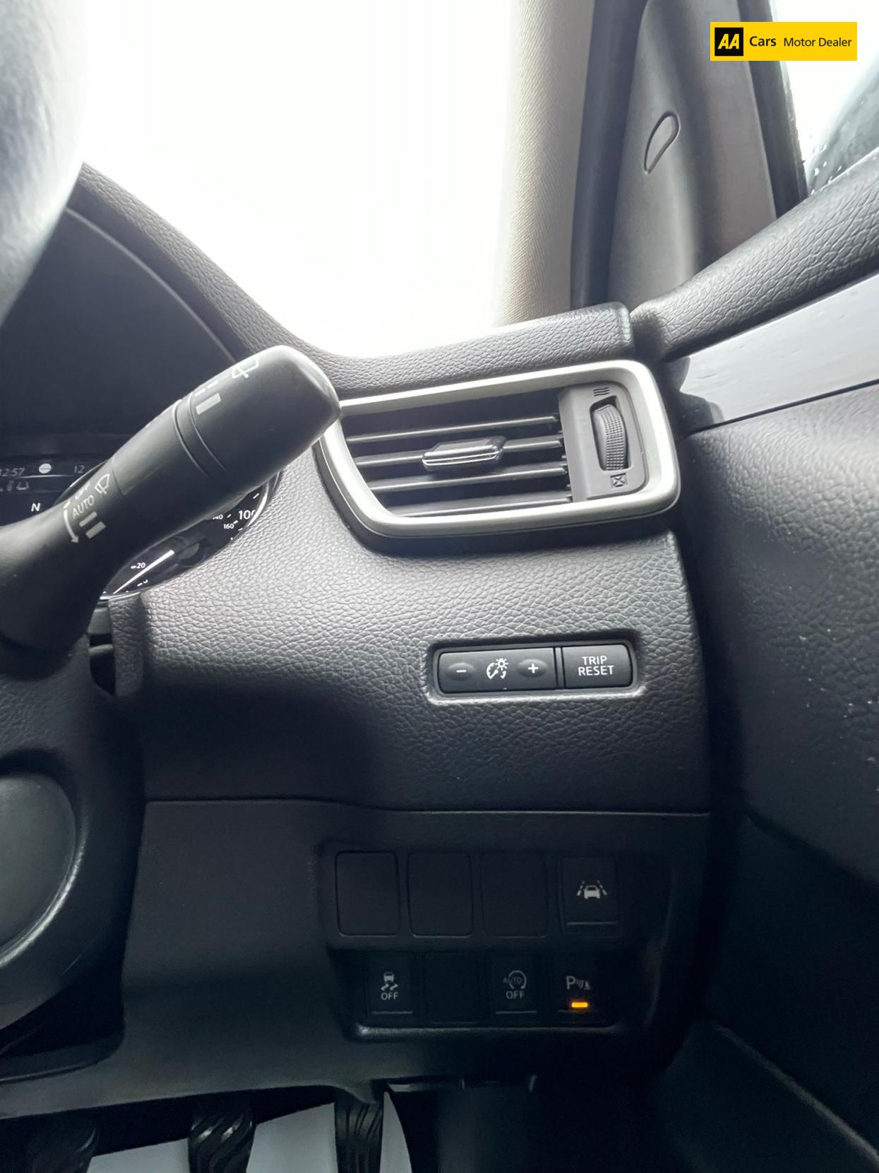 Nissan Qashqai 1.6 dCi Tekna SUV 5dr Diesel Manual 2WD Euro 6 (s/s) (130 ps)