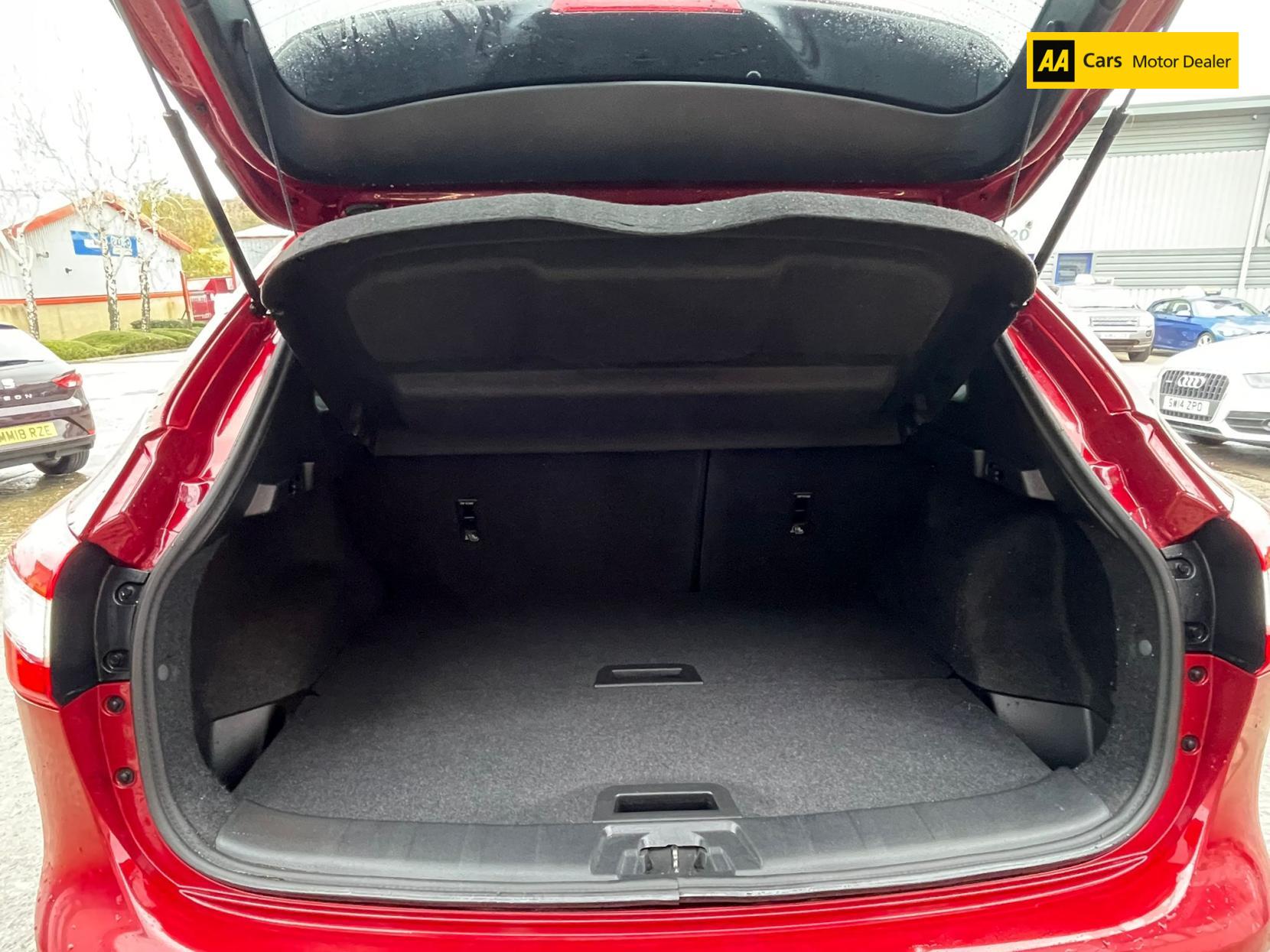 Nissan Qashqai 1.6 dCi Tekna SUV 5dr Diesel Manual 2WD Euro 6 (s/s) (130 ps)