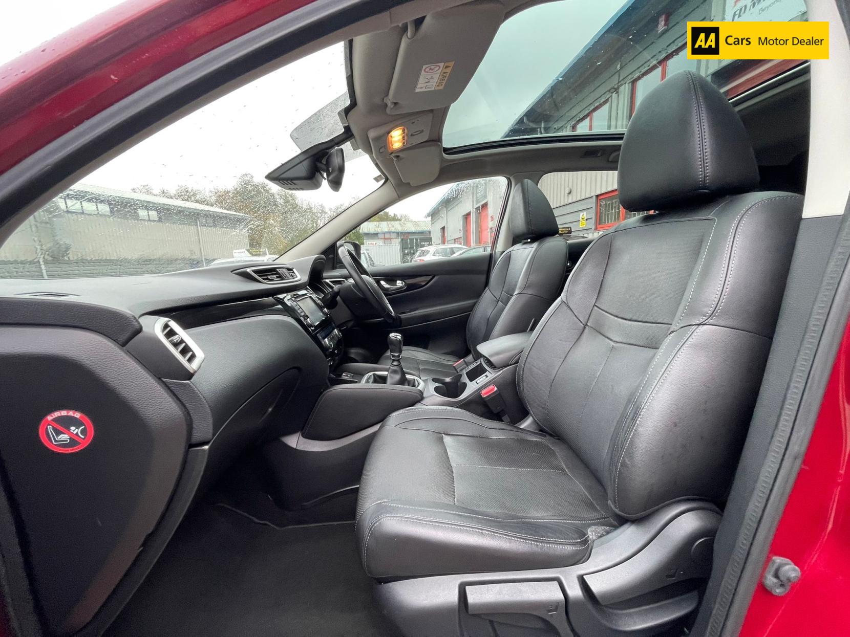 Nissan Qashqai 1.6 dCi Tekna SUV 5dr Diesel Manual 2WD Euro 6 (s/s) (130 ps)