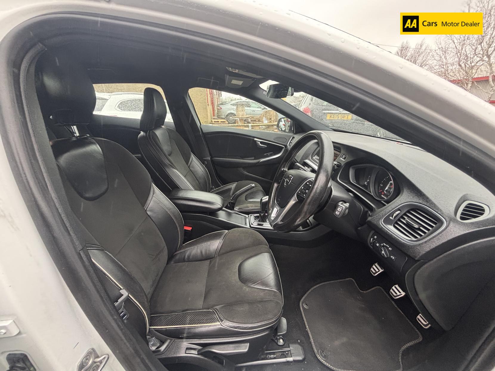 Volvo V40 2.0 T2 R-Design Hatchback 5dr Petrol Manual Euro 6 (s/s) (122 ps)