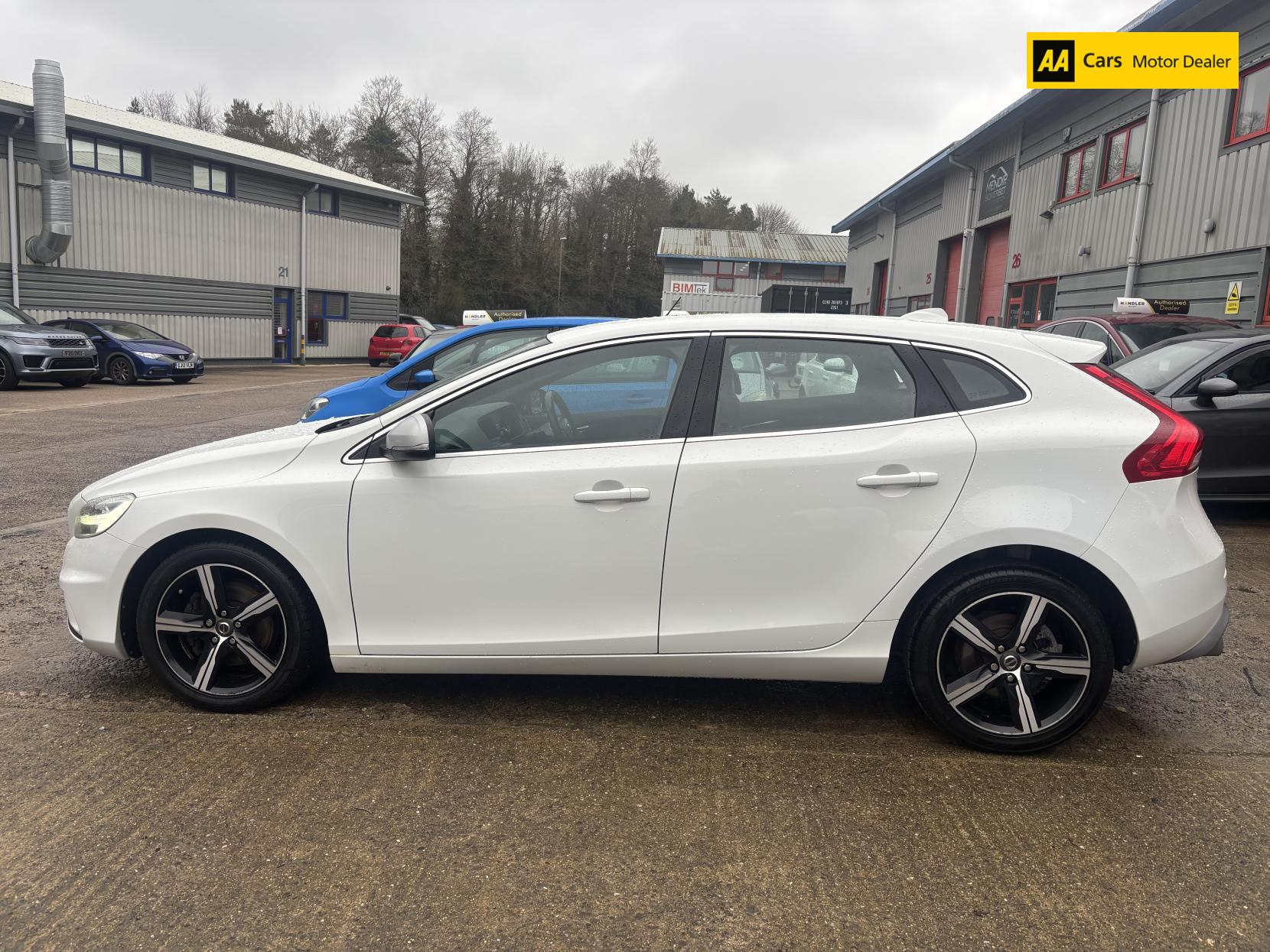 Volvo V40 2.0 T2 R-Design Hatchback 5dr Petrol Manual Euro 6 (s/s) (122 ps)