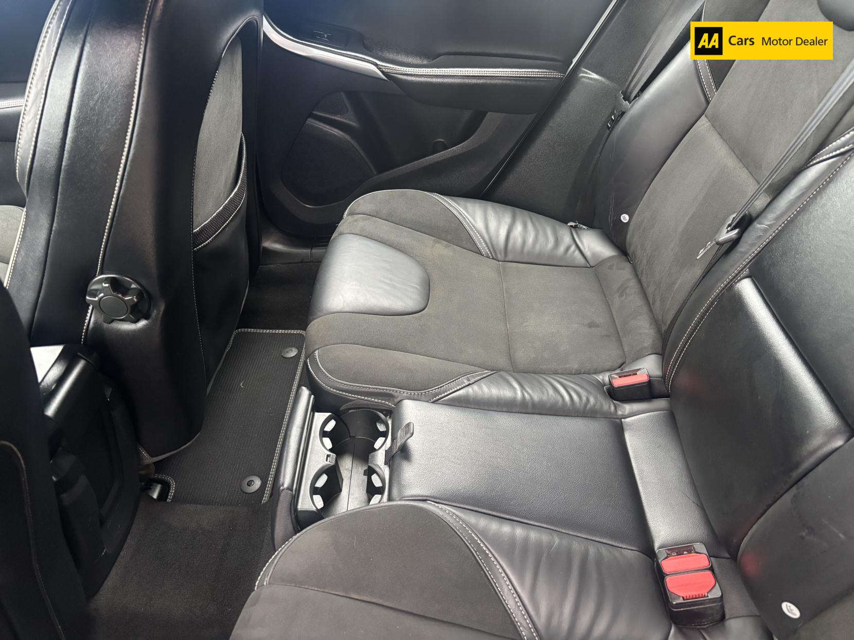 Volvo V40 2.0 T2 R-Design Hatchback 5dr Petrol Manual Euro 6 (s/s) (122 ps)