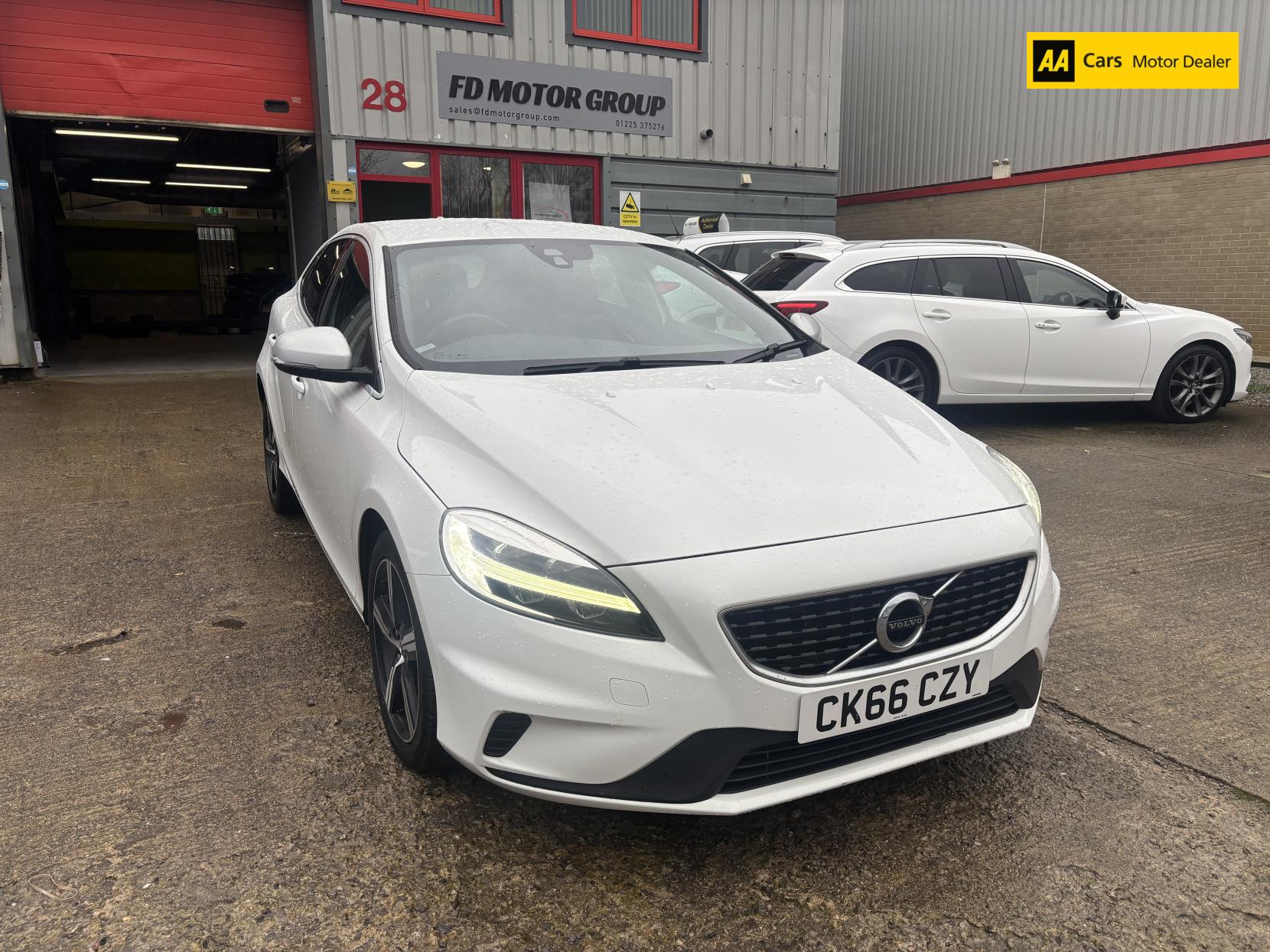 Volvo V40 2.0 T2 R-Design Hatchback 5dr Petrol Manual Euro 6 (s/s) (122 ps)