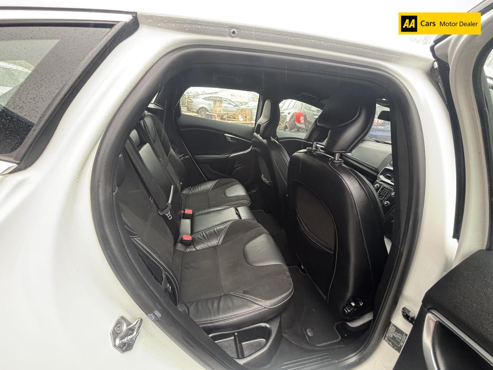 Volvo V40 2.0 T2 R-Design Hatchback 5dr Petrol Manual Euro 6 (s/s) (122 ps)