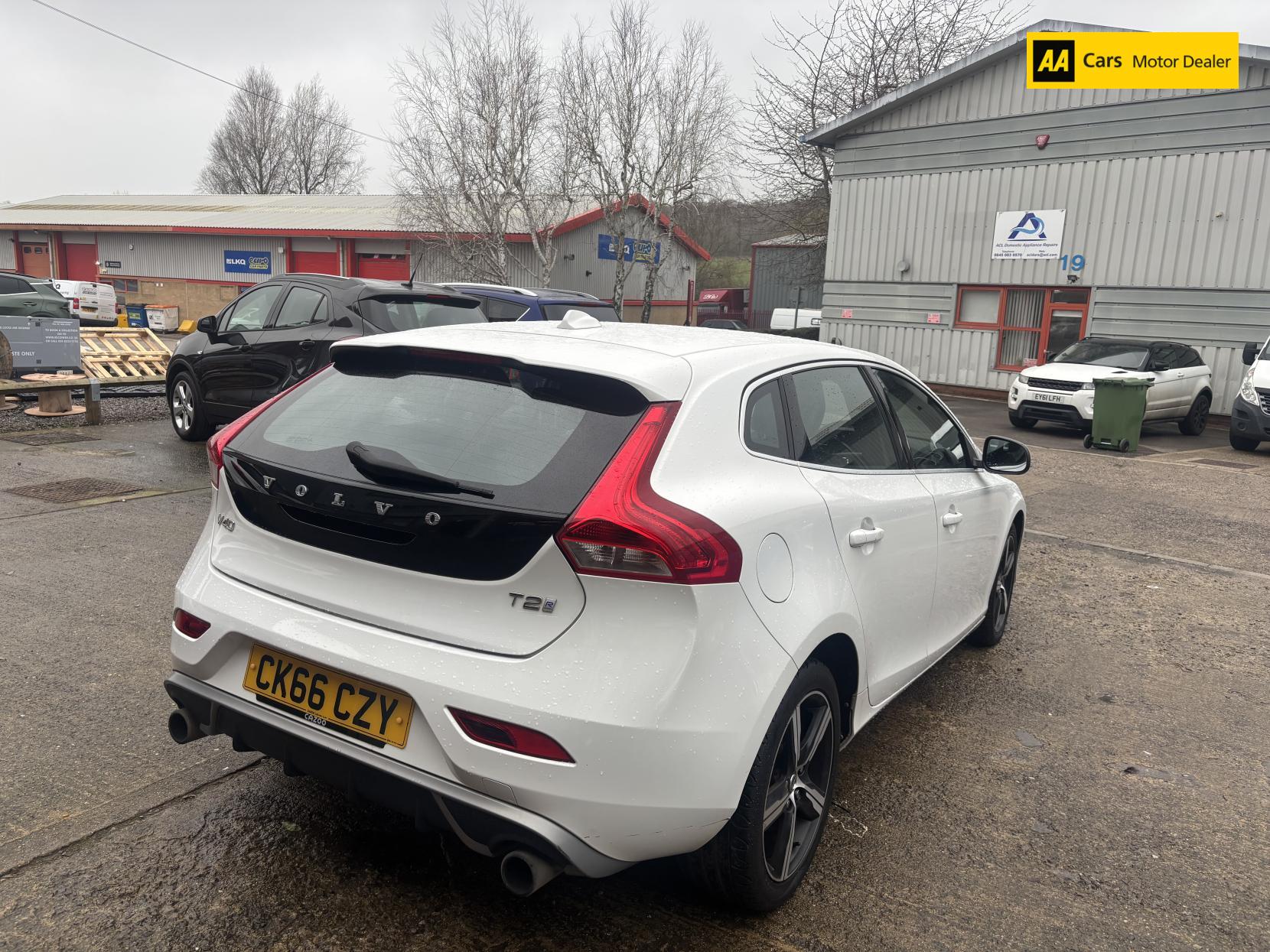 Volvo V40 2.0 T2 R-Design Hatchback 5dr Petrol Manual Euro 6 (s/s) (122 ps)