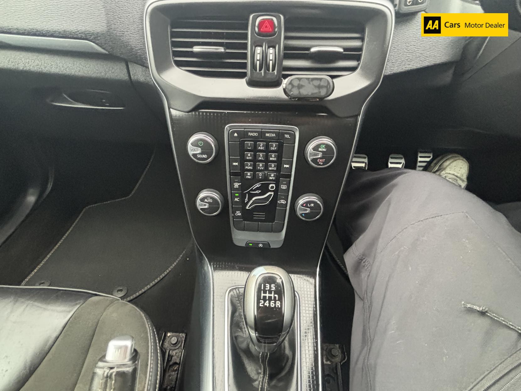 Volvo V40 2.0 T2 R-Design Hatchback 5dr Petrol Manual Euro 6 (s/s) (122 ps)