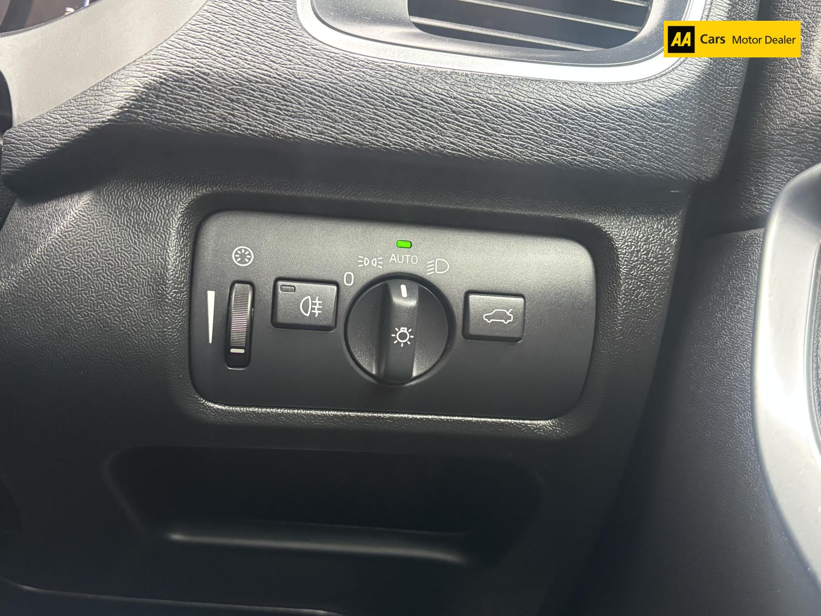 Volvo V40 2.0 T2 R-Design Hatchback 5dr Petrol Manual Euro 6 (s/s) (122 ps)