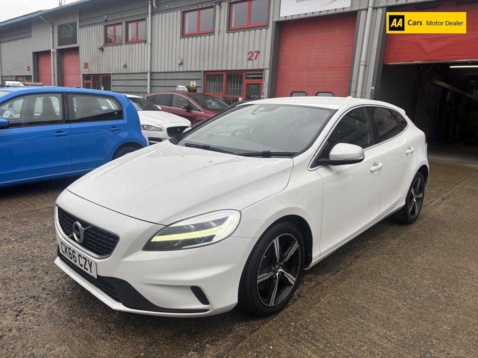 Volvo V40 2.0 T2 R-Design Hatchback 5dr Petrol Manual Euro 6 (s/s) (122 ps)