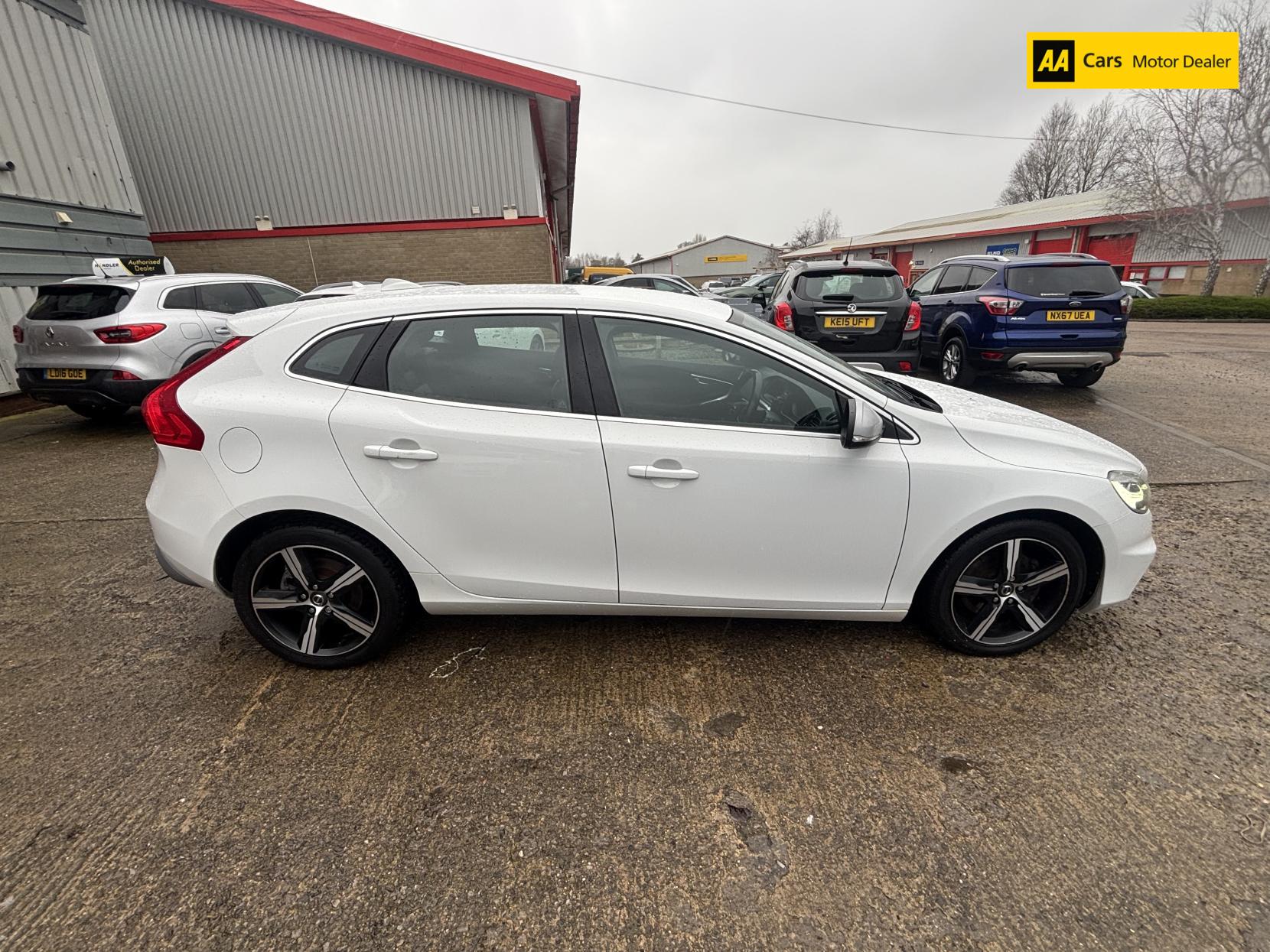 Volvo V40 2.0 T2 R-Design Hatchback 5dr Petrol Manual Euro 6 (s/s) (122 ps)