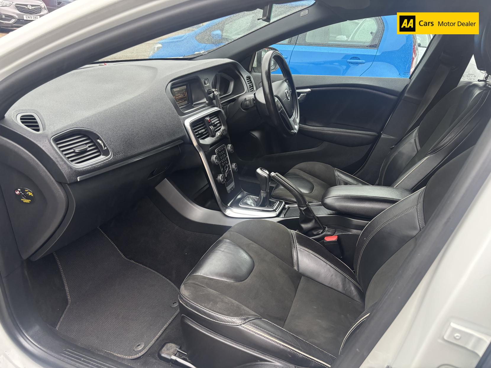 Volvo V40 2.0 T2 R-Design Hatchback 5dr Petrol Manual Euro 6 (s/s) (122 ps)