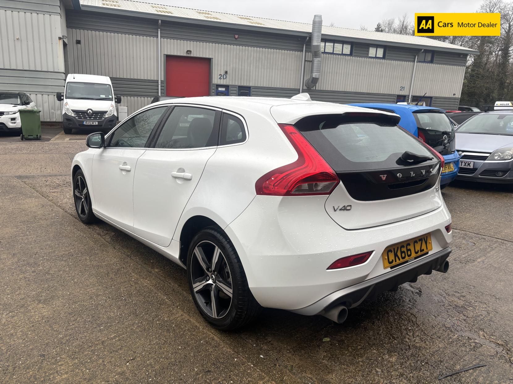 Volvo V40 2.0 T2 R-Design Hatchback 5dr Petrol Manual Euro 6 (s/s) (122 ps)