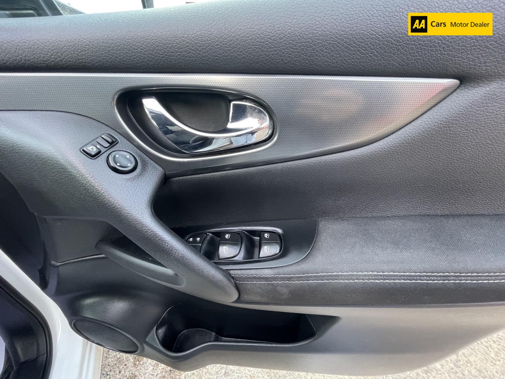 Nissan Qashqai 1.6 DIG-T N-Connecta SUV 5dr Petrol Manual Euro 6 (s/s) (163 ps)