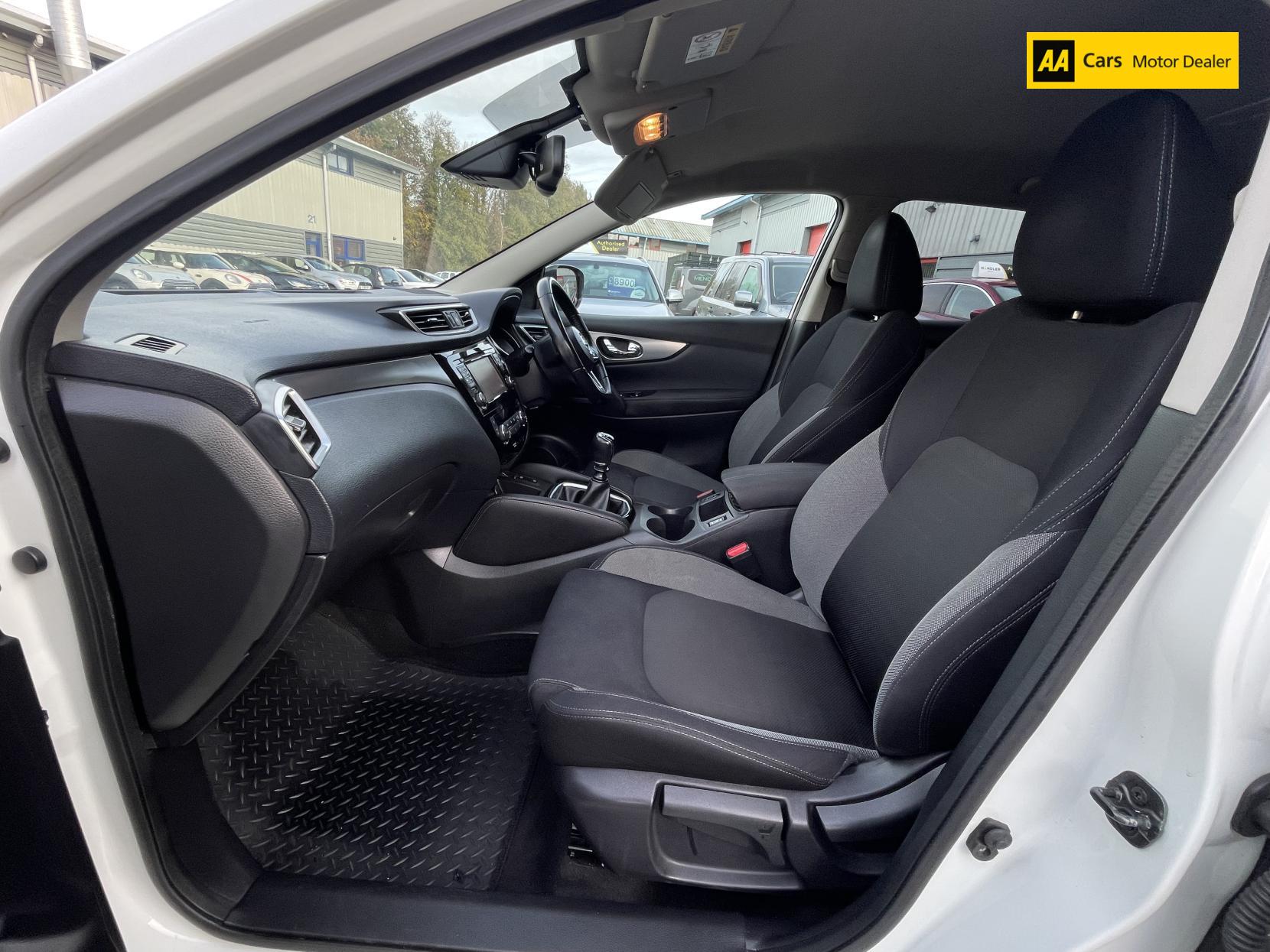 Nissan Qashqai 1.6 DIG-T N-Connecta SUV 5dr Petrol Manual Euro 6 (s/s) (163 ps)