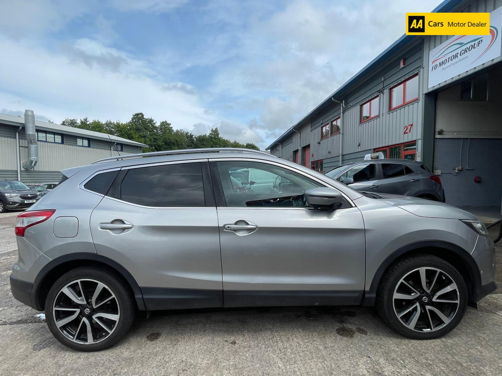 Nissan Qashqai 1.6 DIG-T Tekna SUV 5dr Petrol Manual 2WD Euro 6 (s/s) (163 ps)