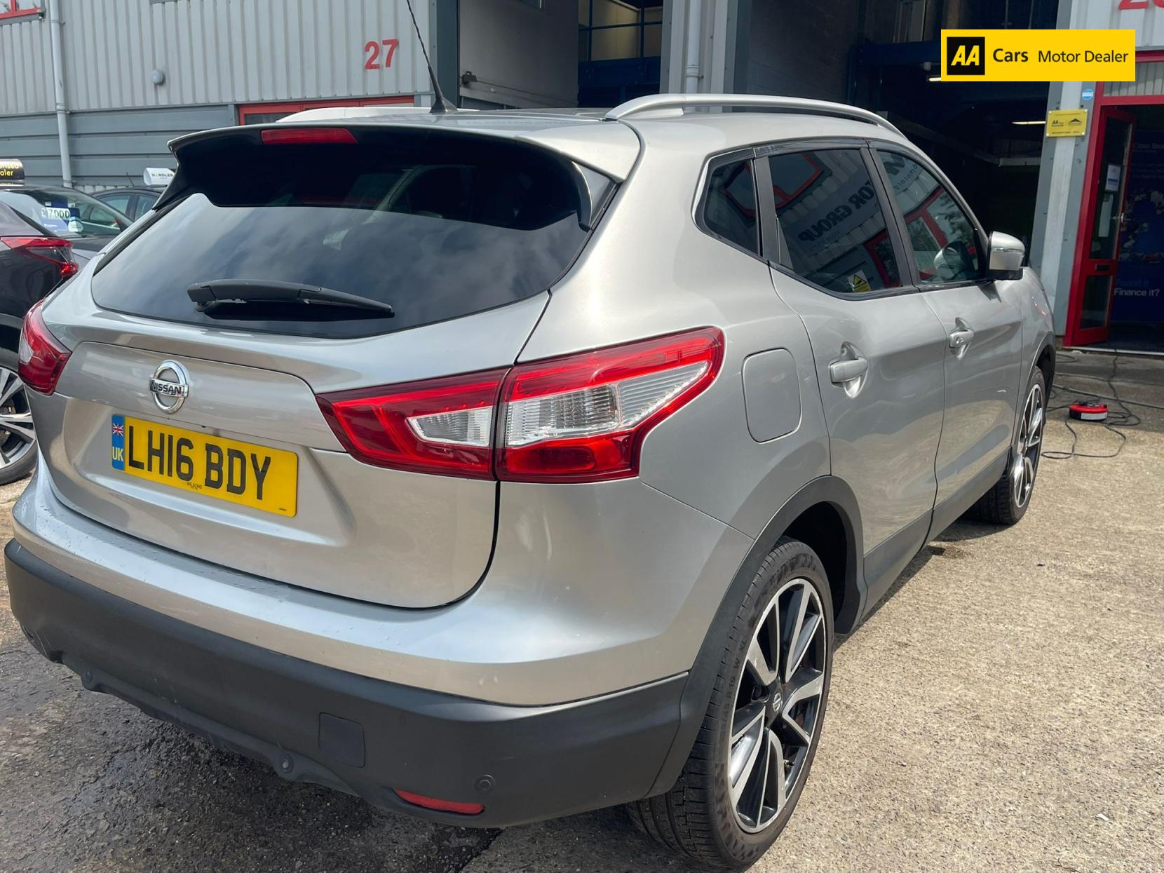 Nissan Qashqai 1.6 DIG-T Tekna SUV 5dr Petrol Manual 2WD Euro 6 (s/s) (163 ps)
