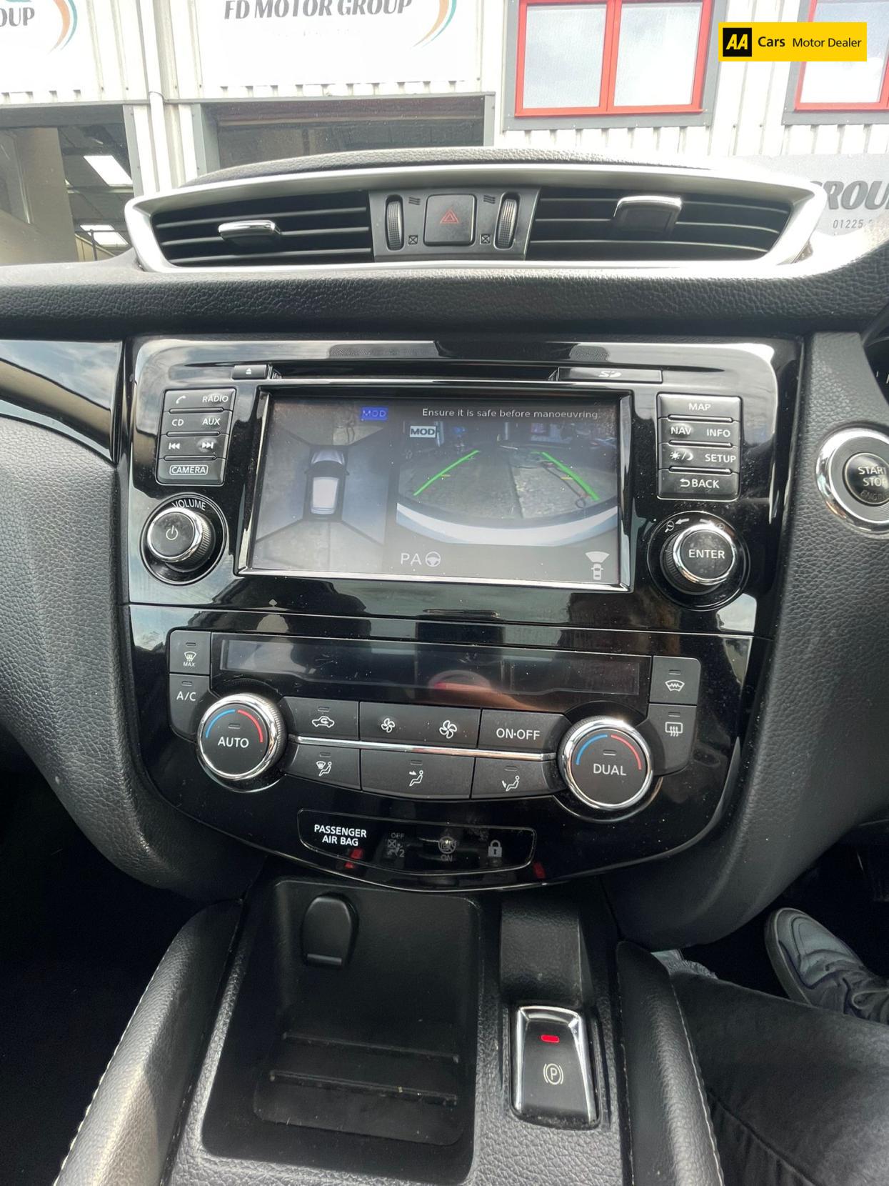Nissan Qashqai 1.6 DIG-T Tekna SUV 5dr Petrol Manual 2WD Euro 6 (s/s) (163 ps)