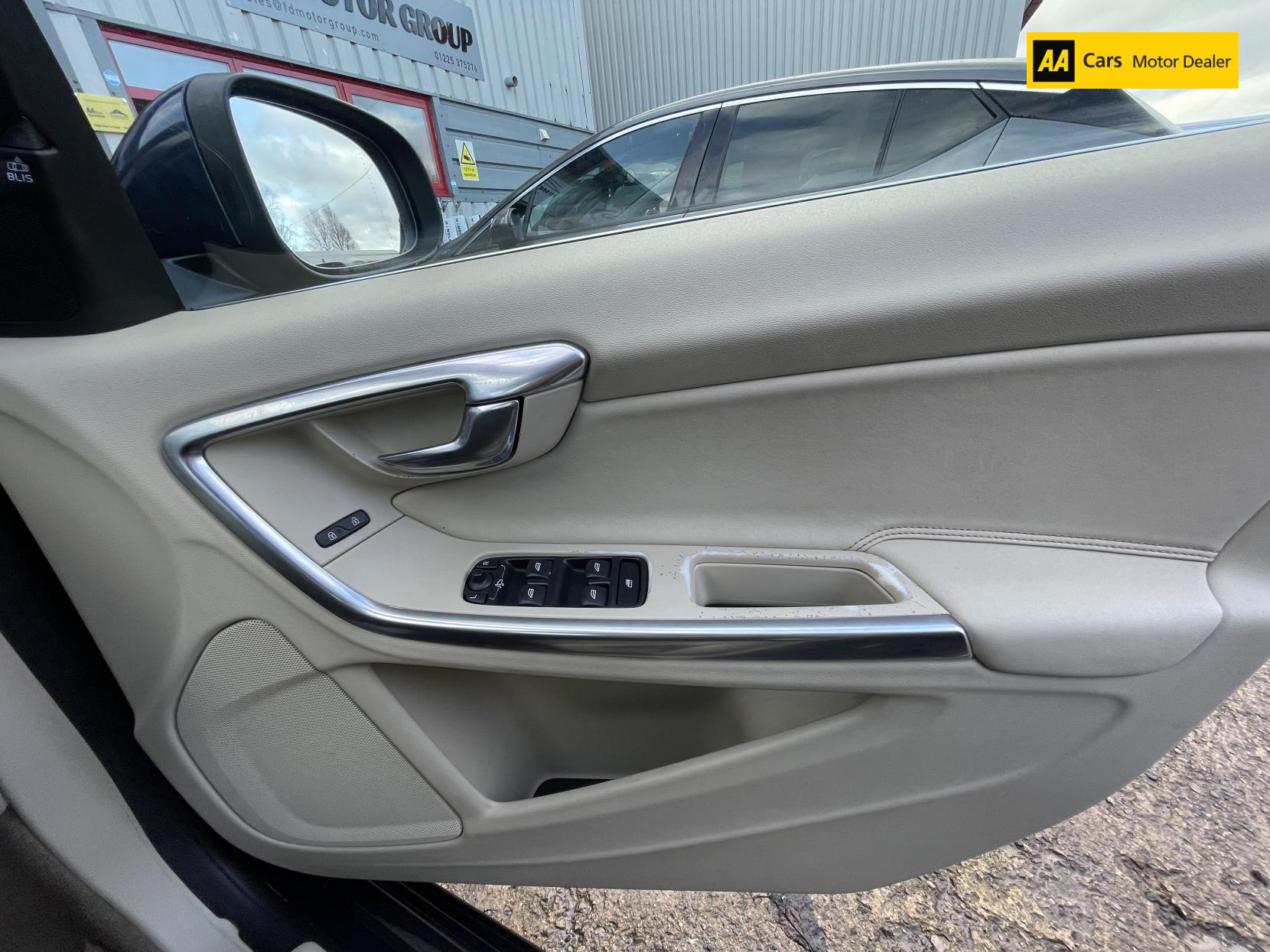 Volvo V60 1.6 D2 SE Nav Estate 5dr Diesel Powershift Euro 5 (s/s) (115 ps)