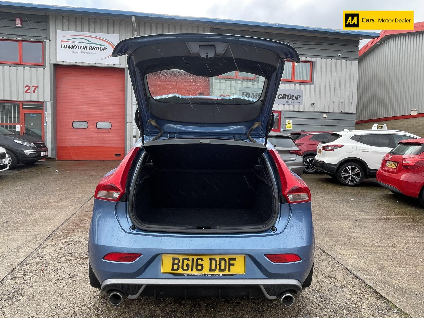 Volvo V40 2.0 D3 R-Design Nav Hatchback 5dr Diesel Manual Euro 6 (s/s) (150 ps)