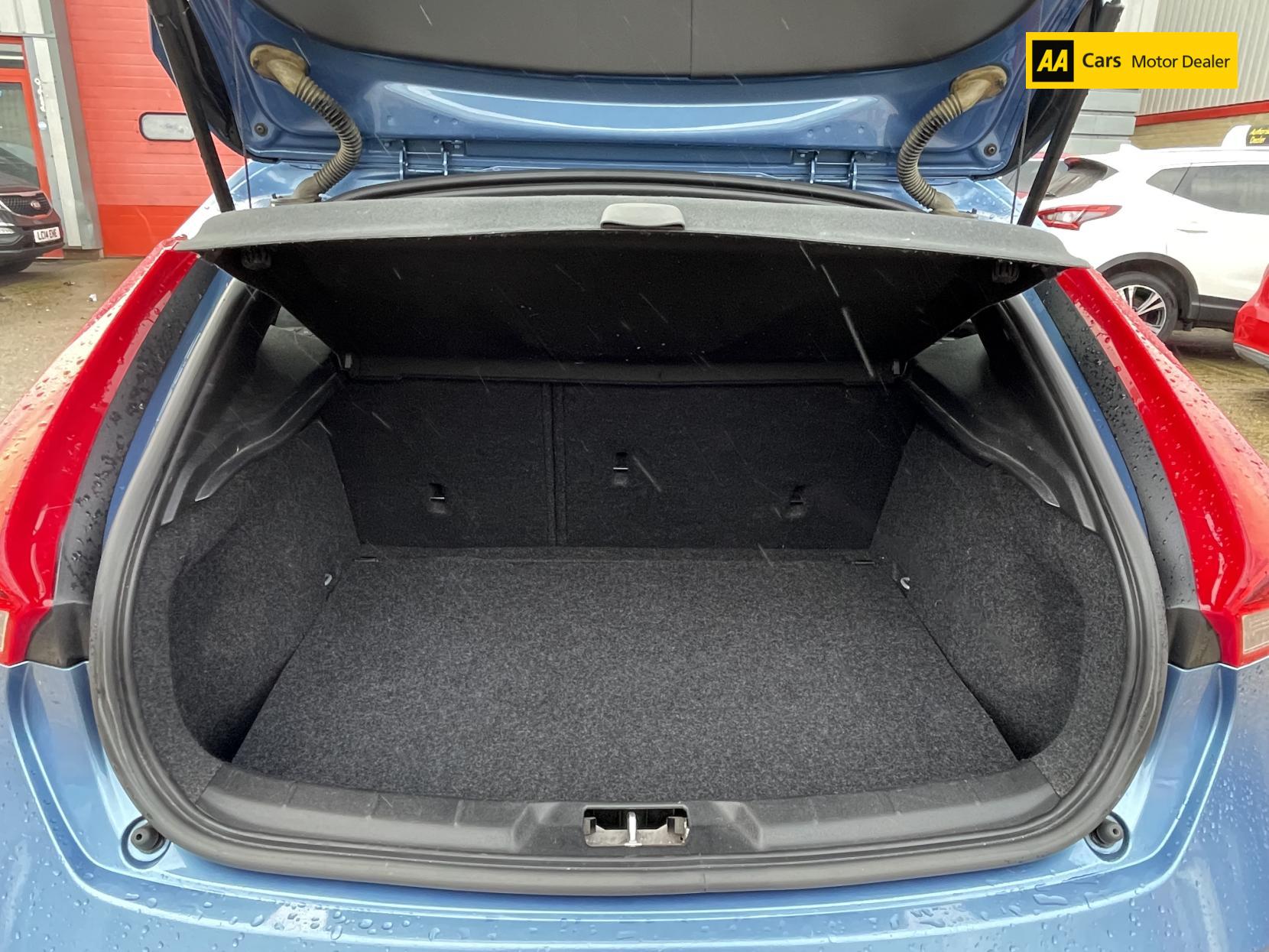 Volvo V40 2.0 D3 R-Design Nav Hatchback 5dr Diesel Manual Euro 6 (s/s) (150 ps)