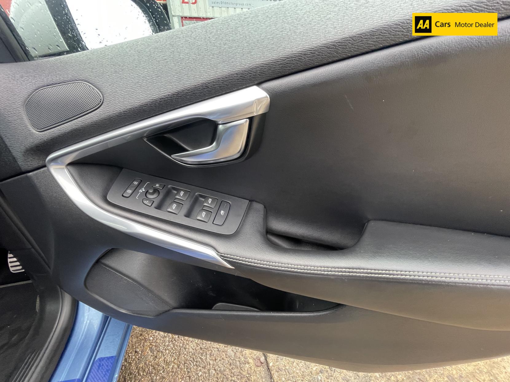 Volvo V40 2.0 D3 R-Design Nav Hatchback 5dr Diesel Manual Euro 6 (s/s) (150 ps)