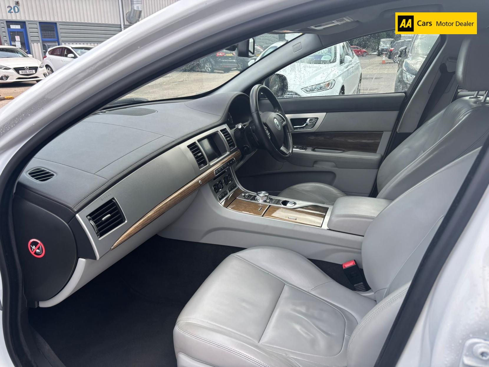 Jaguar XF 2.2d Premium Luxury Saloon 4dr Diesel Auto Euro 5 (s/s) (200 ps)