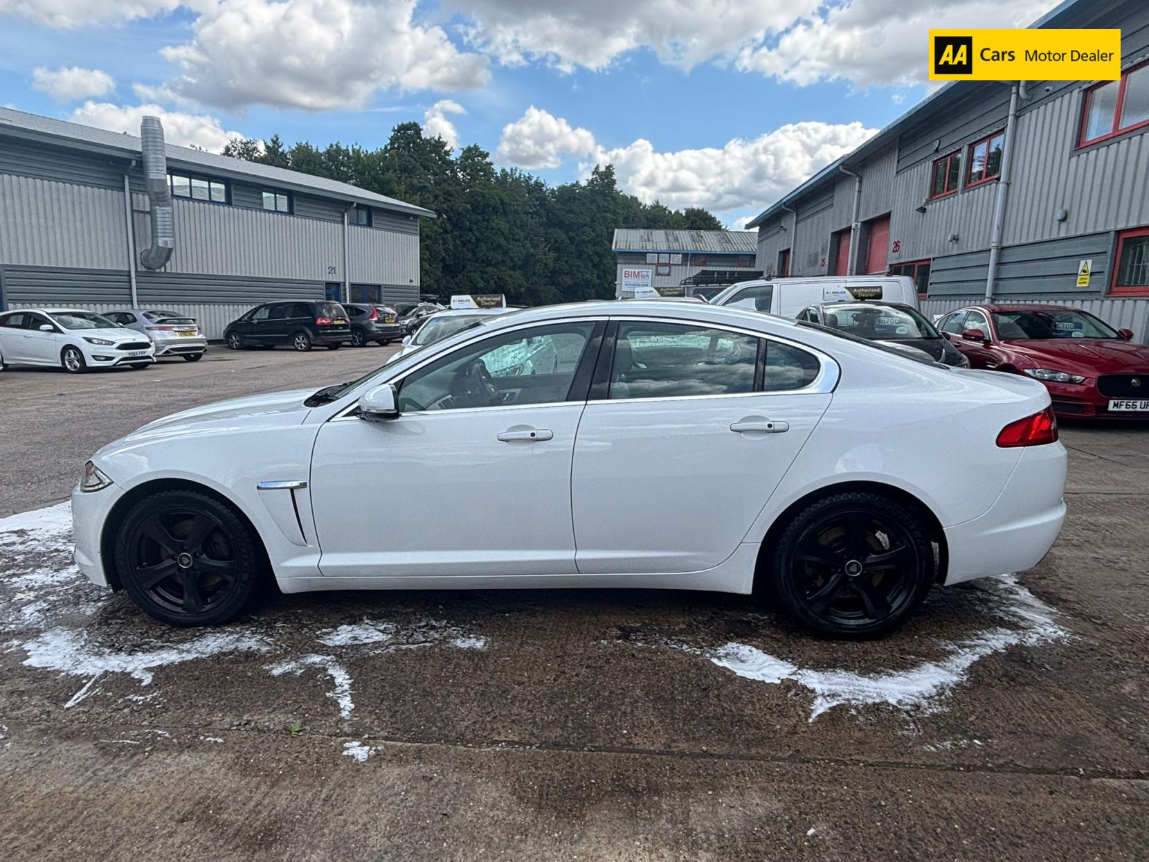 Jaguar XF 2.2d Premium Luxury Saloon 4dr Diesel Auto Euro 5 (s/s) (200 ps)