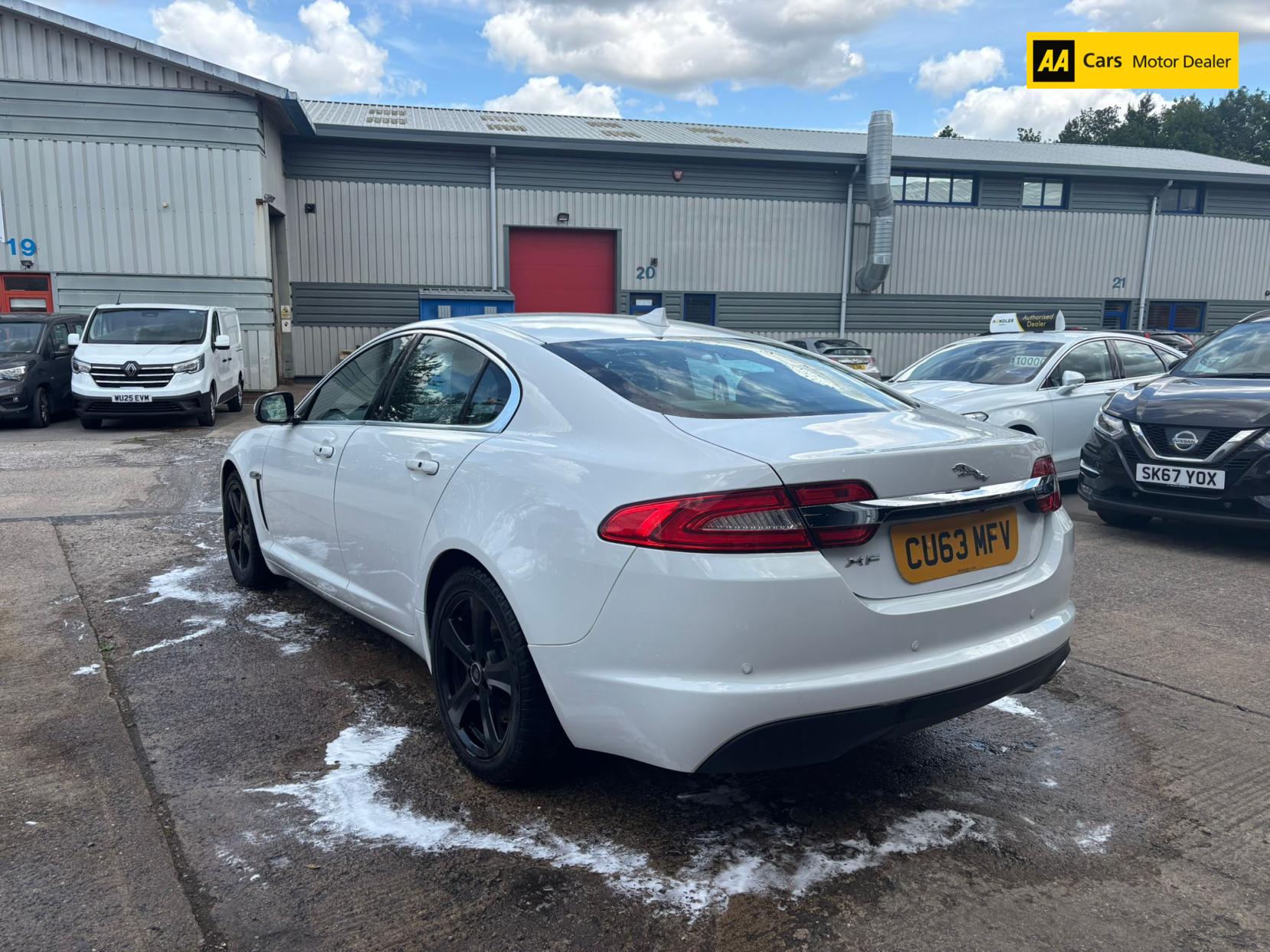 Jaguar XF 2.2d Premium Luxury Saloon 4dr Diesel Auto Euro 5 (s/s) (200 ps)