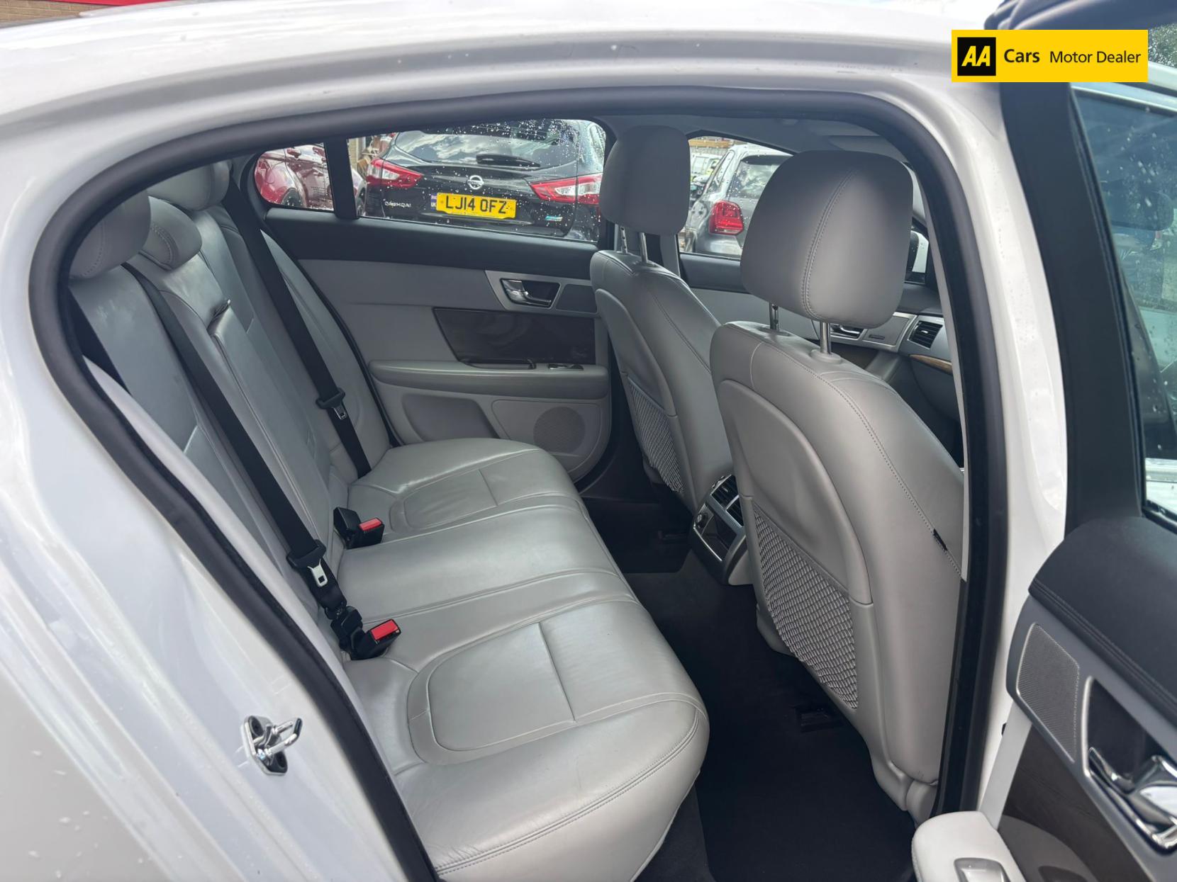 Jaguar XF 2.2d Premium Luxury Saloon 4dr Diesel Auto Euro 5 (s/s) (200 ps)