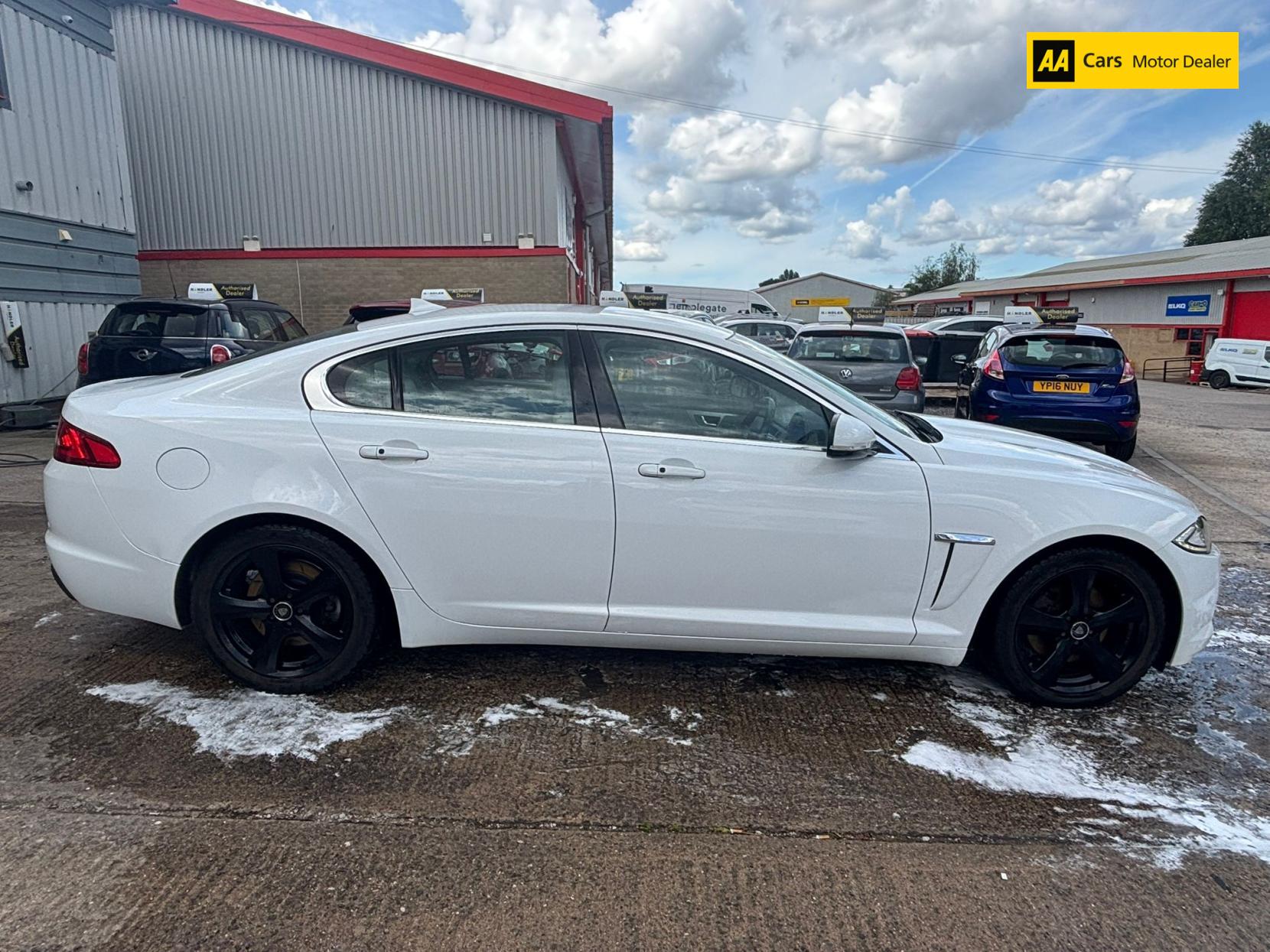 Jaguar XF 2.2d Premium Luxury Saloon 4dr Diesel Auto Euro 5 (s/s) (200 ps)