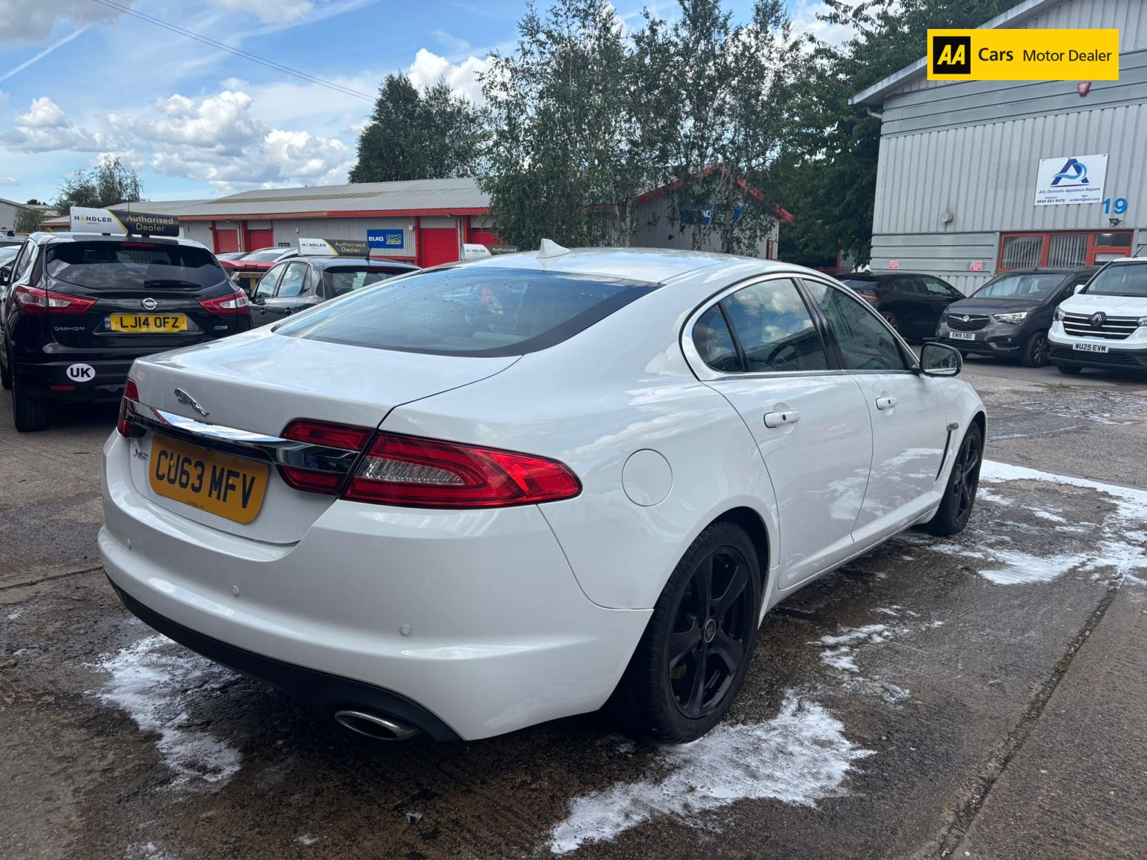 Jaguar XF 2.2d Premium Luxury Saloon 4dr Diesel Auto Euro 5 (s/s) (200 ps)