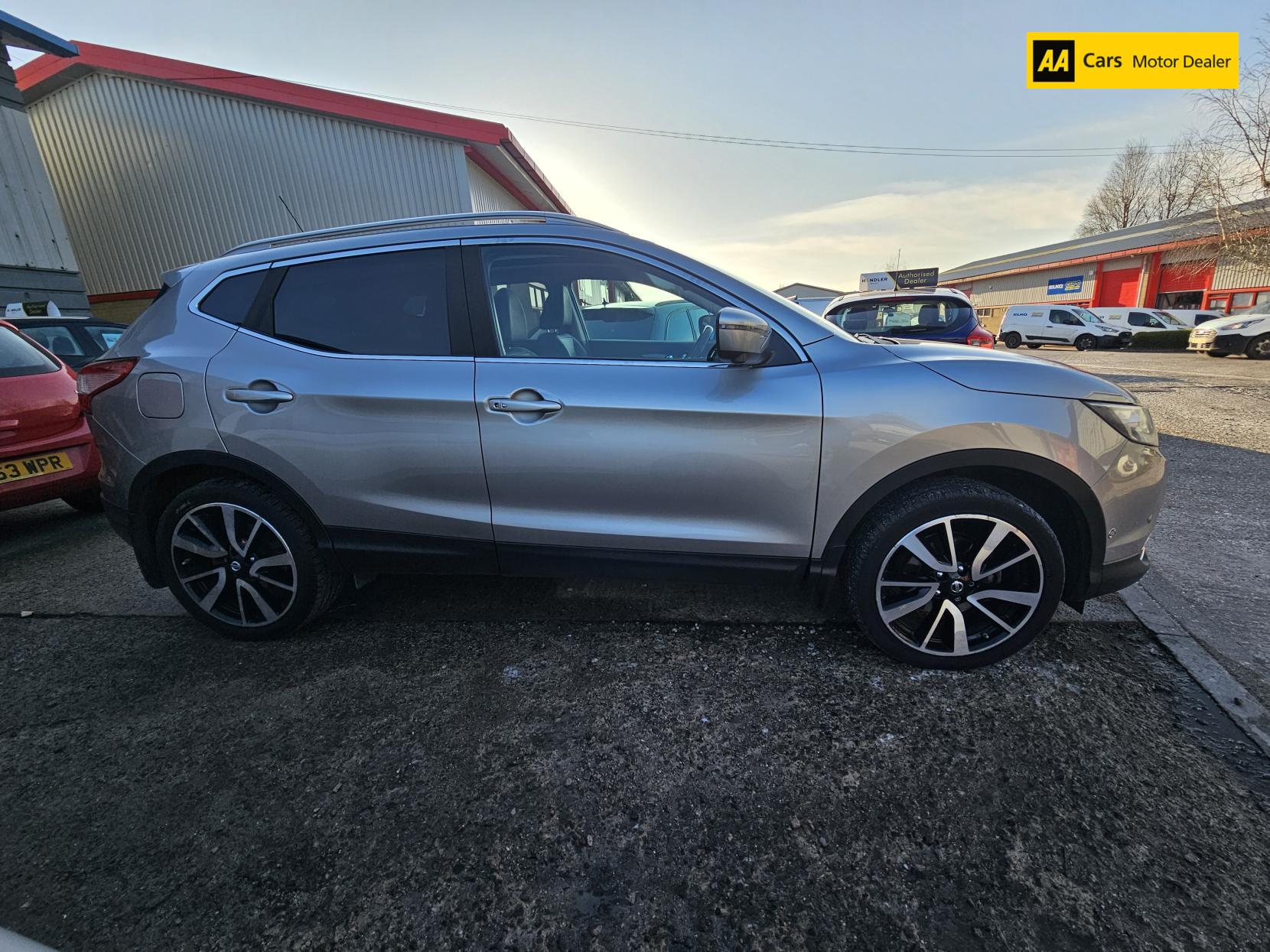 Nissan Qashqai 1.6 dCi Tekna SUV 5dr Diesel Manual 2WD Euro 5 (s/s) (130 ps)