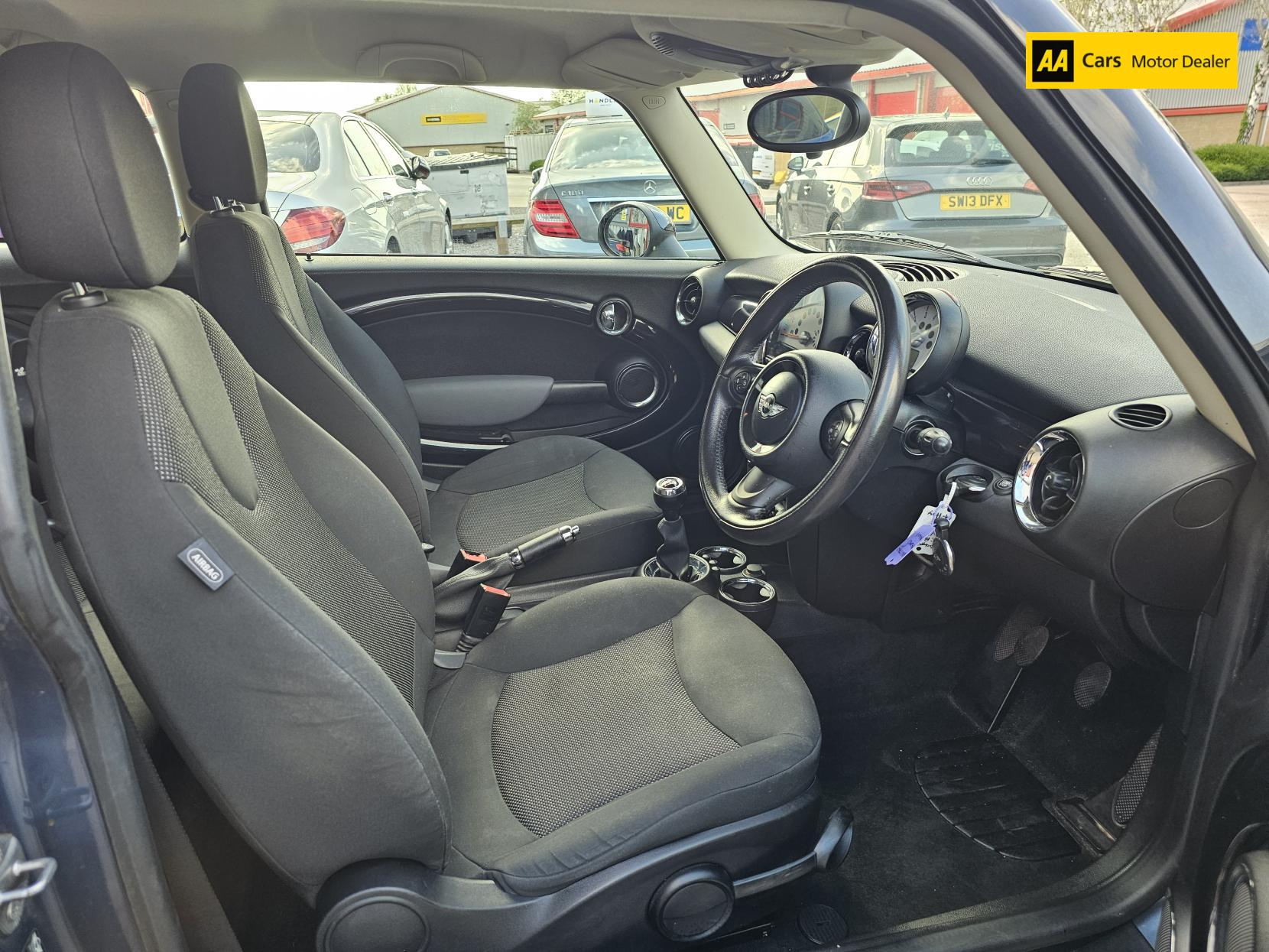 MINI Hatch 1.6 Cooper D Hatchback 3dr Diesel Manual Euro 5 (s/s) (112 ps)