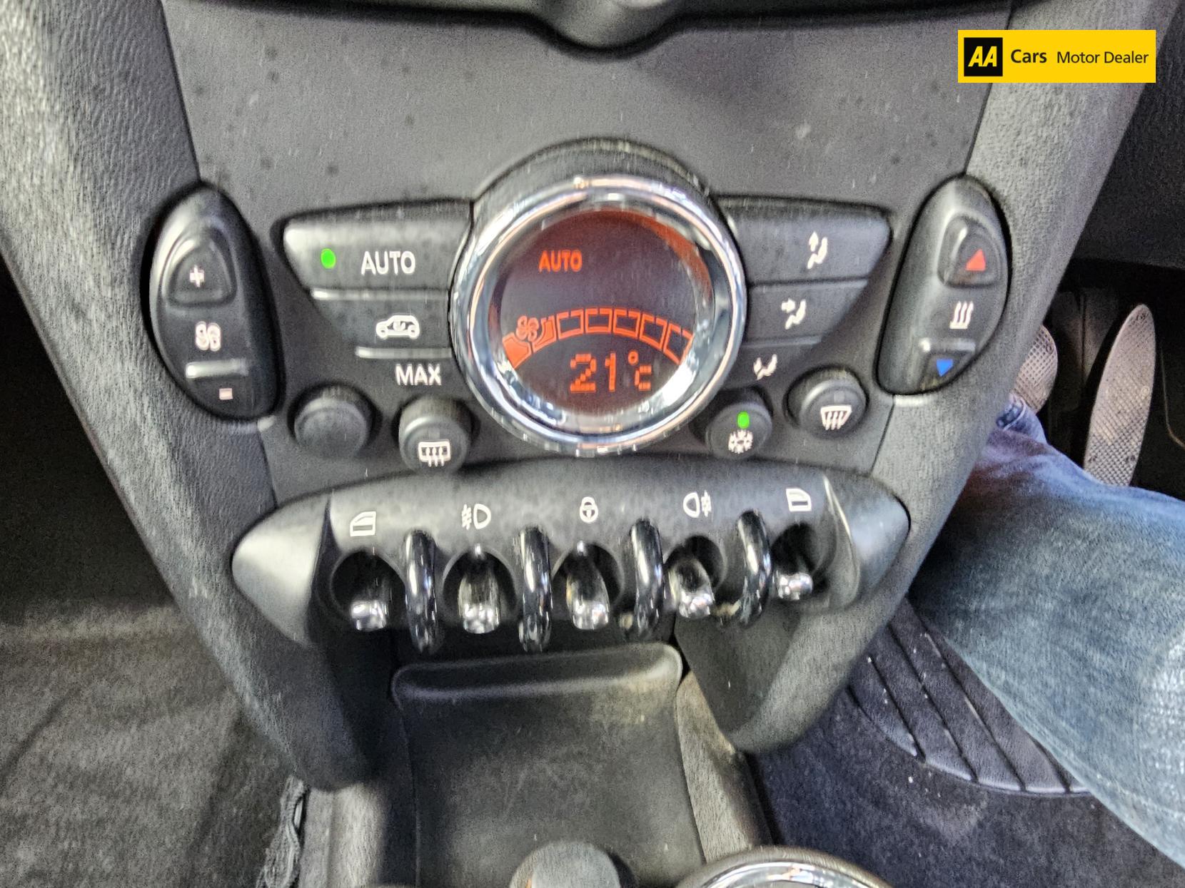 MINI Hatch 1.6 Cooper D Hatchback 3dr Diesel Manual Euro 5 (s/s) (112 ps)