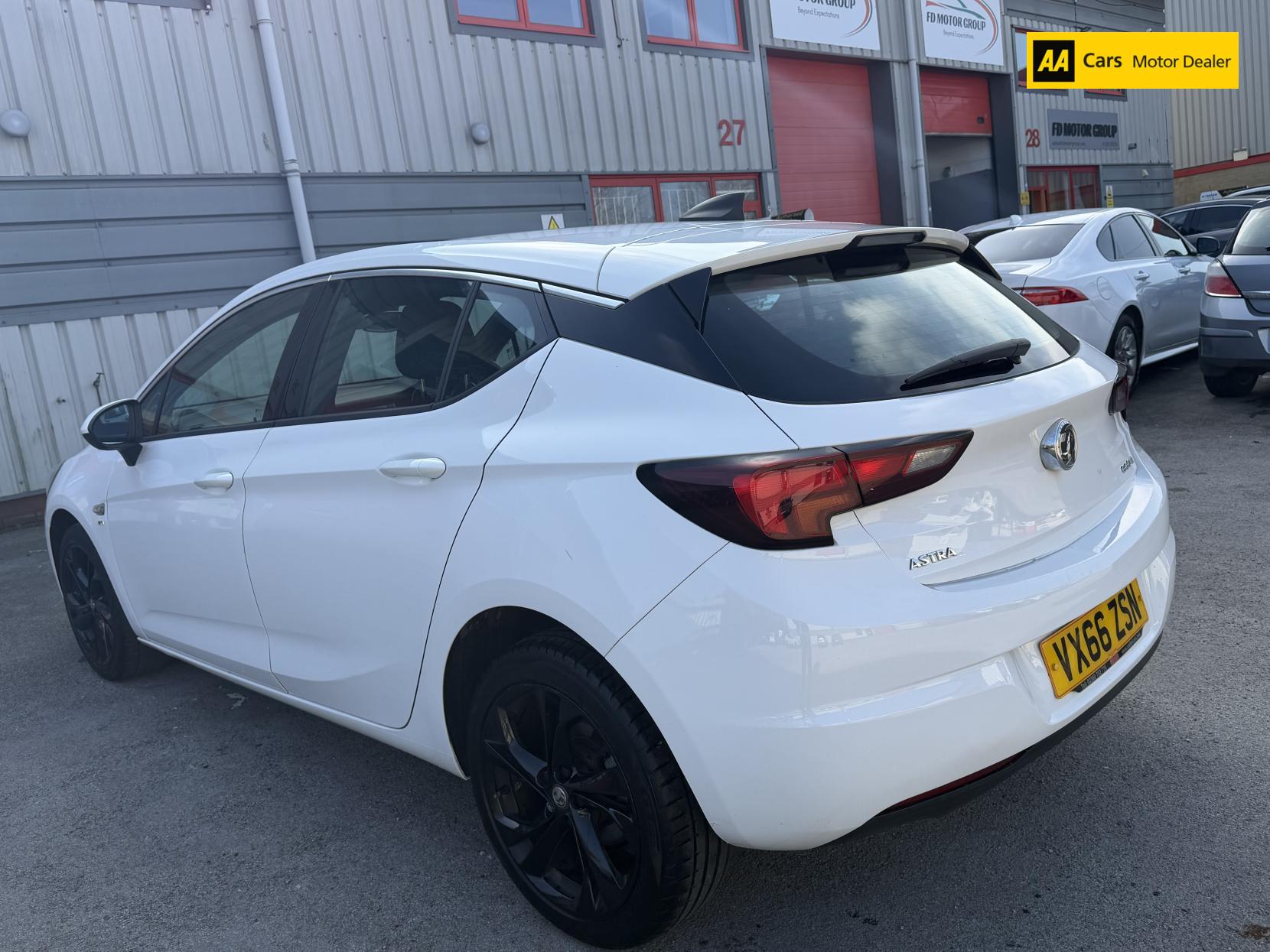 Vauxhall Astra 1.6 CDTi ecoFLEX SRi Nav Hatchback 5dr Diesel Manual Euro 6 (s/s) (110 ps)