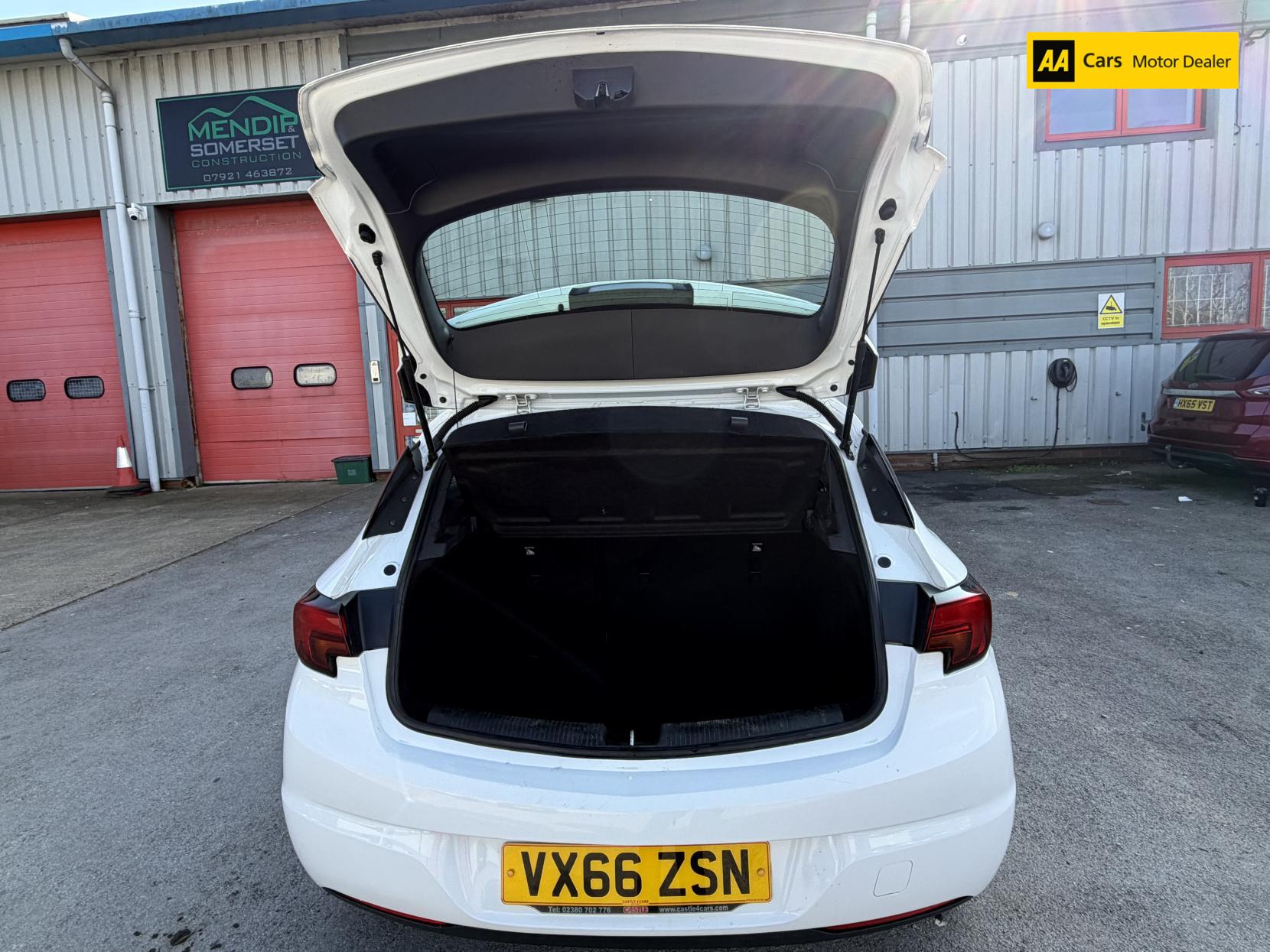 Vauxhall Astra 1.6 CDTi ecoFLEX SRi Nav Hatchback 5dr Diesel Manual Euro 6 (s/s) (110 ps)