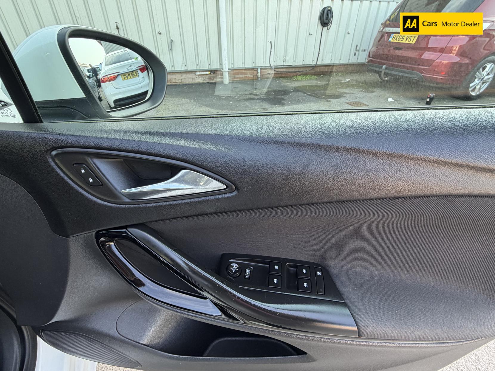 Vauxhall Astra 1.6 CDTi ecoFLEX SRi Nav Hatchback 5dr Diesel Manual Euro 6 (s/s) (110 ps)