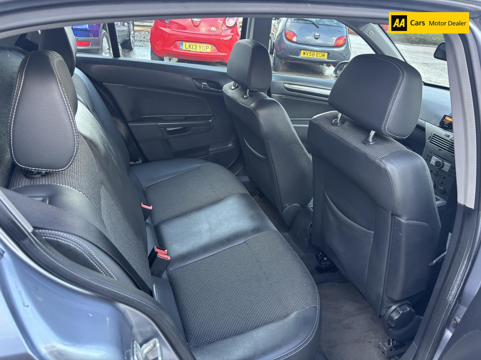 Vauxhall Astra 1.9 CDTi 16v Design Hatchback 5dr Diesel Manual (157 g/km, 118 bhp)